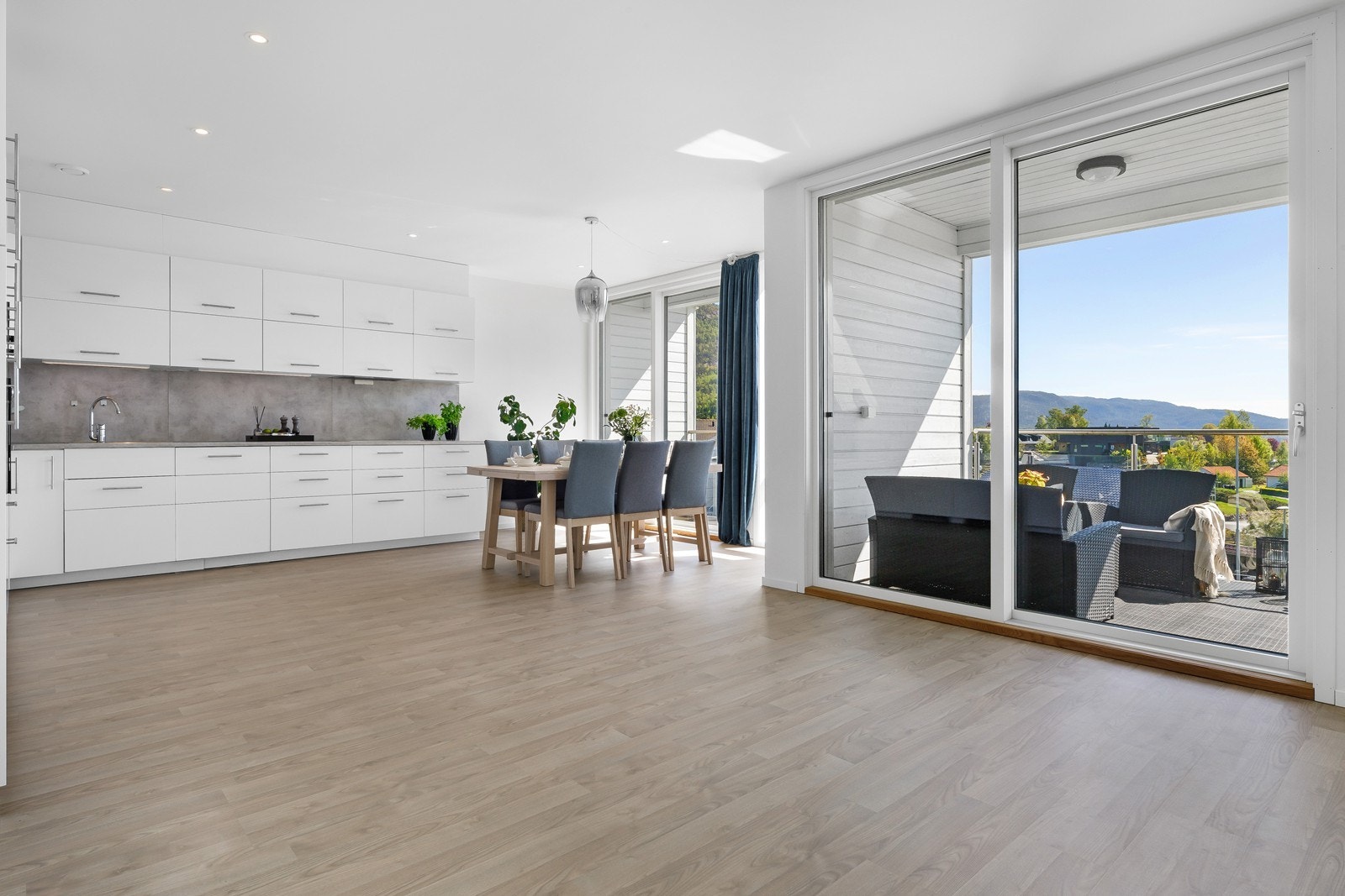 Stuen preges av rene linjer, lyse farger og fine overflater. Galleribilde