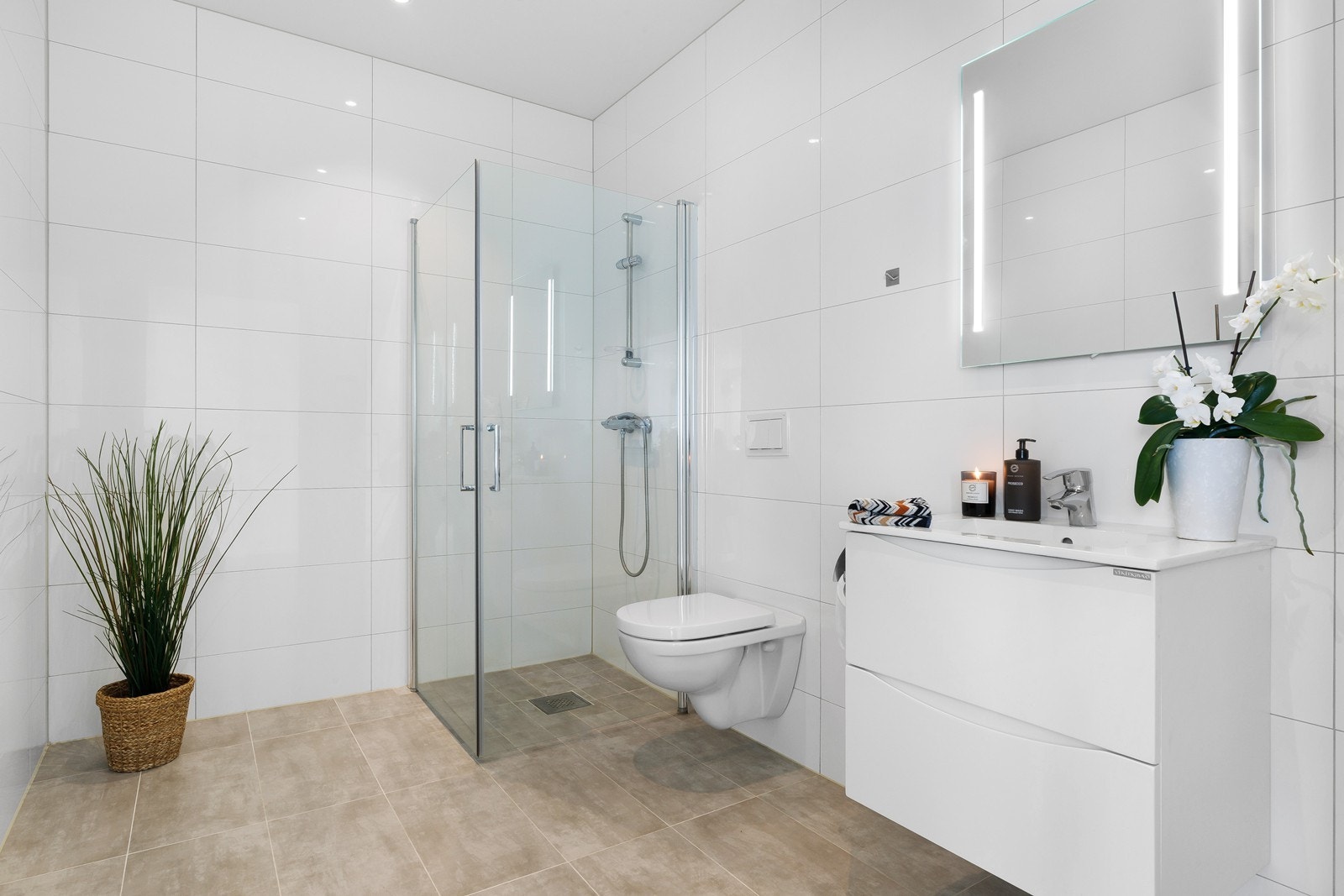 Lekkert baderom med fliser på gulv og vegger. Galleribilde