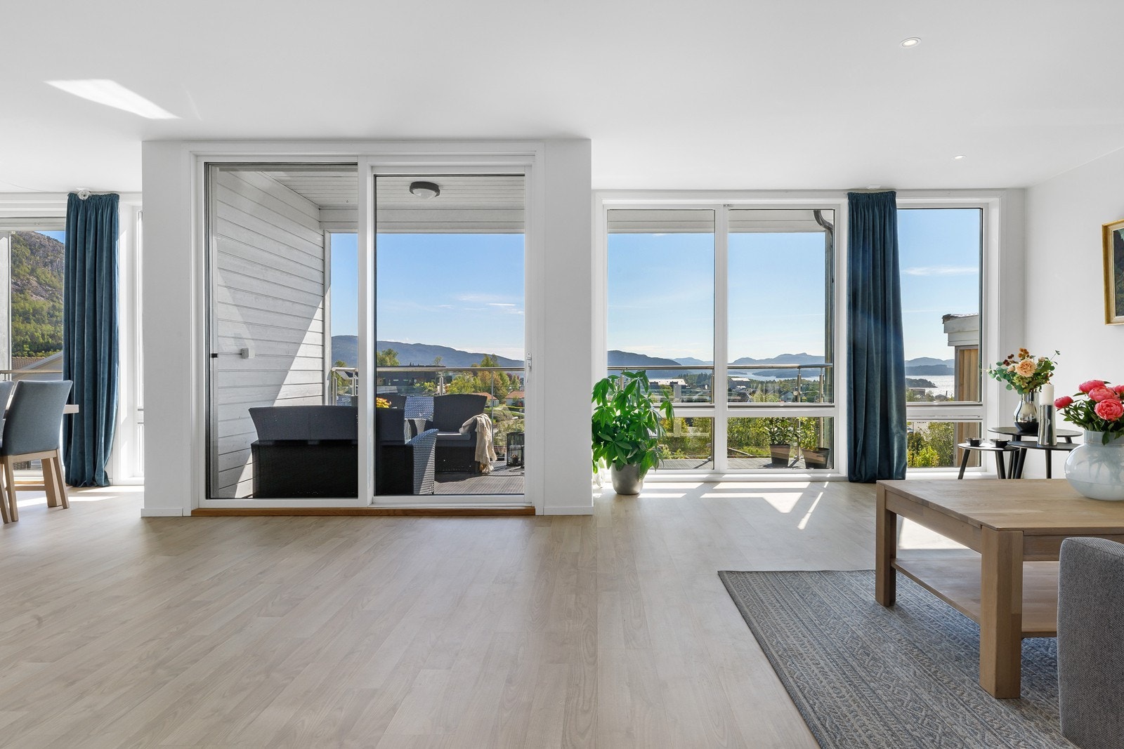 De store vinduene sørger for mye godt lys og behagelig atmosfære fra morgen til kveld. Galleribilde