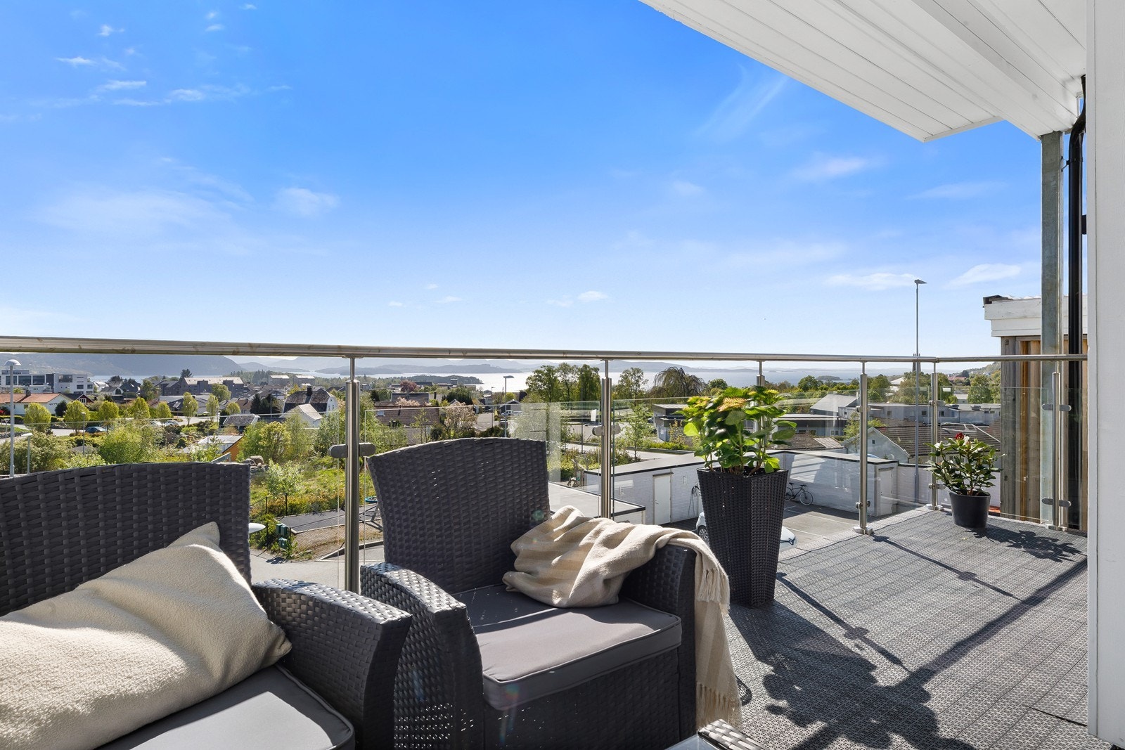 Balkongene har et godt og praktisk takoverbygg Galleribilde