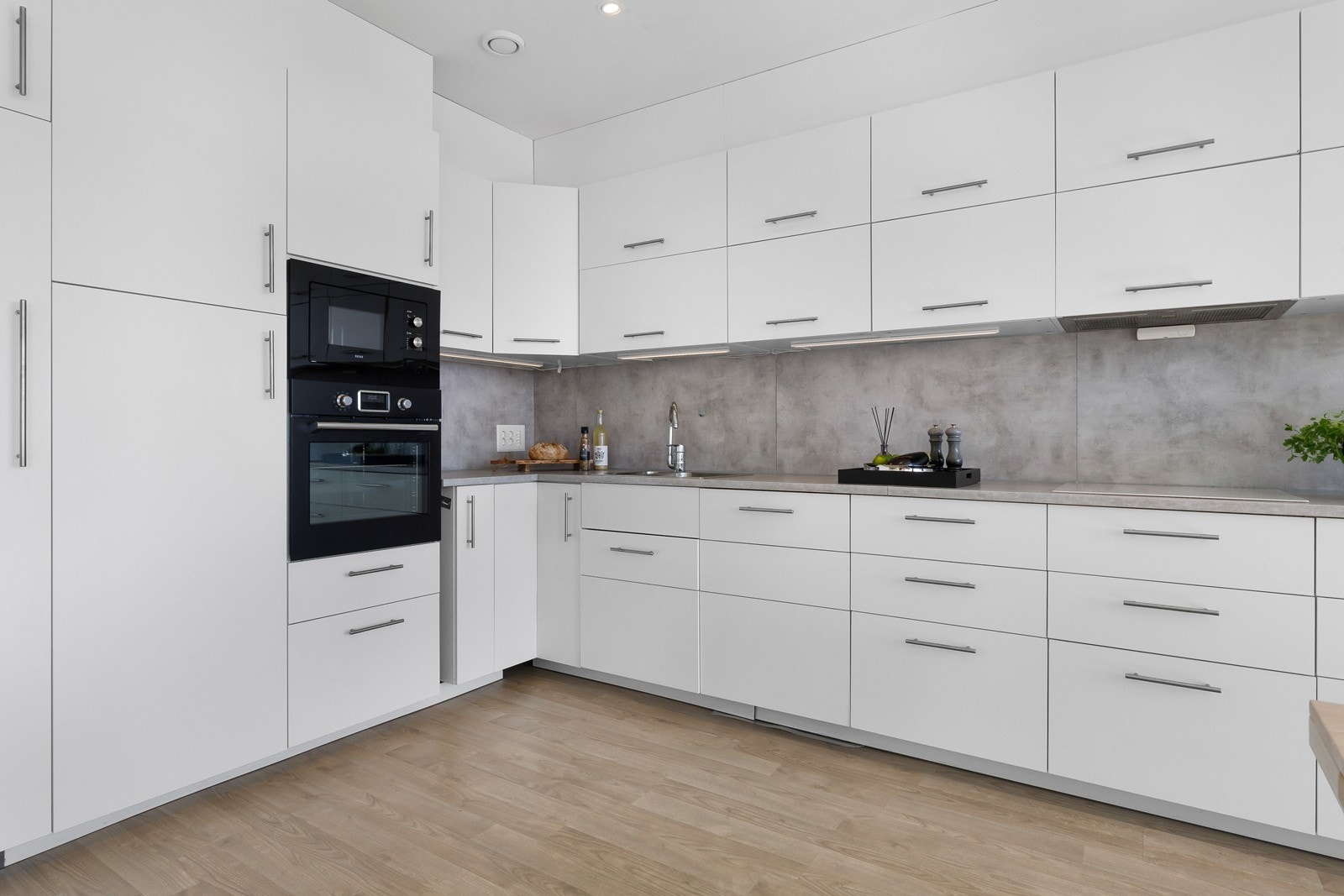 Kjøkkenet har integrerte hvitevarer som følger med i handelen. Galleribilde