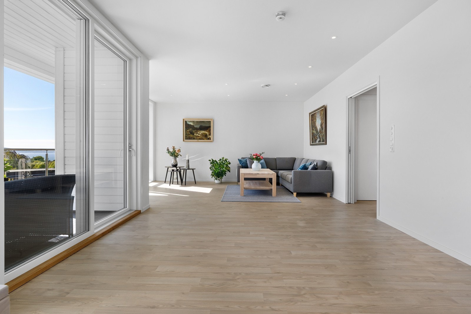 Fra stuen og kjøkken har man direkte utgang til herlige balkonger. Galleribilde