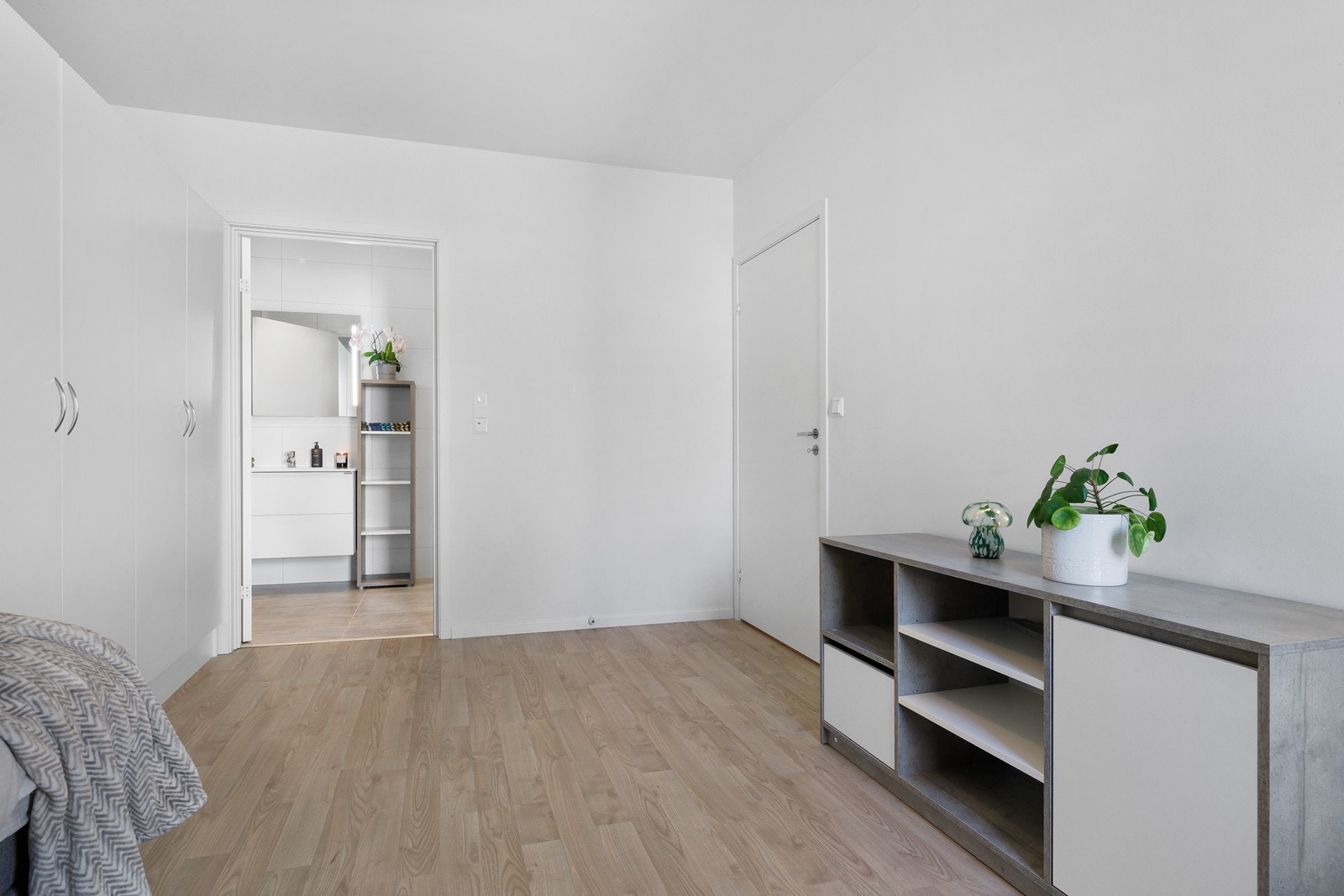 Soverom 1 har et tilhørende bad og god plass til garderobe Galleribilde