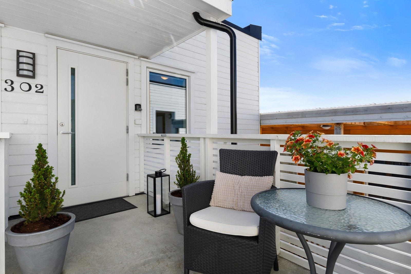 Ved inngangspartiet har man et trivelig uteområde med både morgen og kveldssol Galleribilde