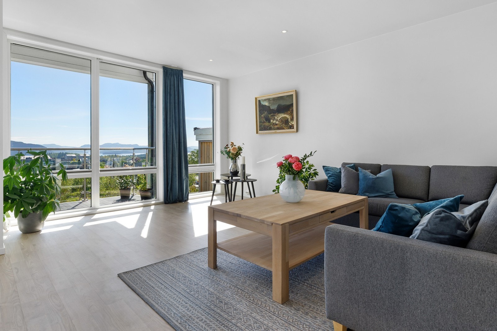 Fra leiligheten har man nydelig utsikt som kan nytes helt inn fra sofakroken Galleribilde