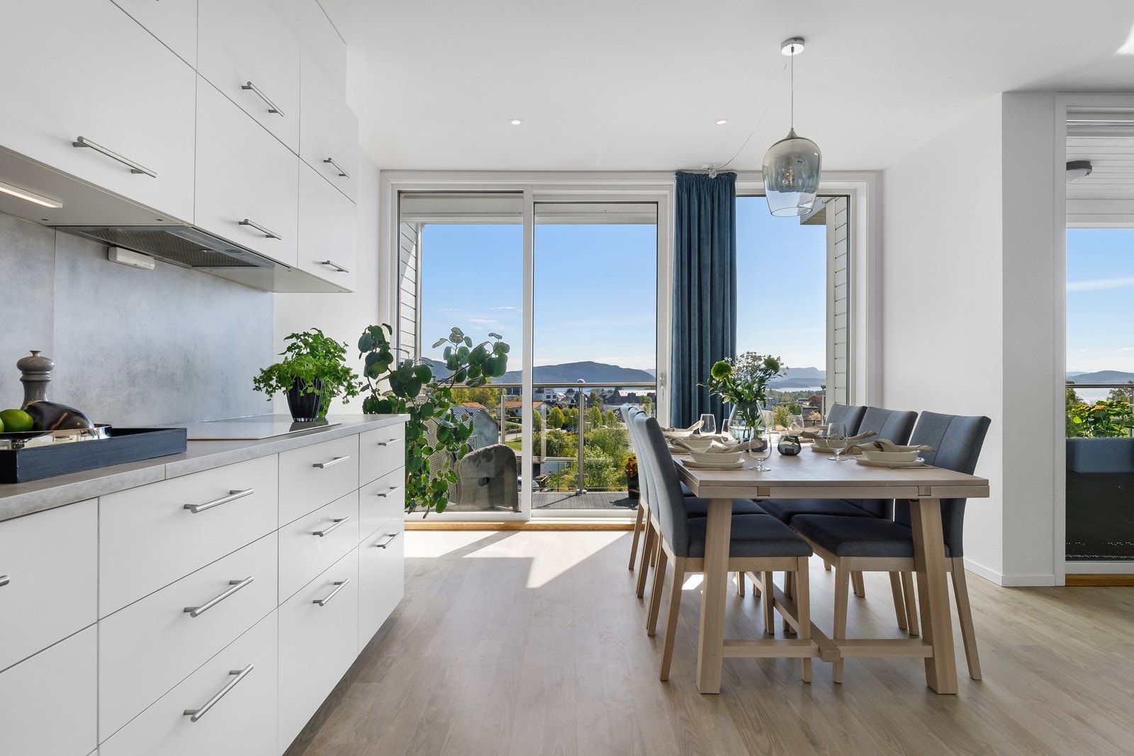 Her har man god plass til et stort spisebord. Galleribilde