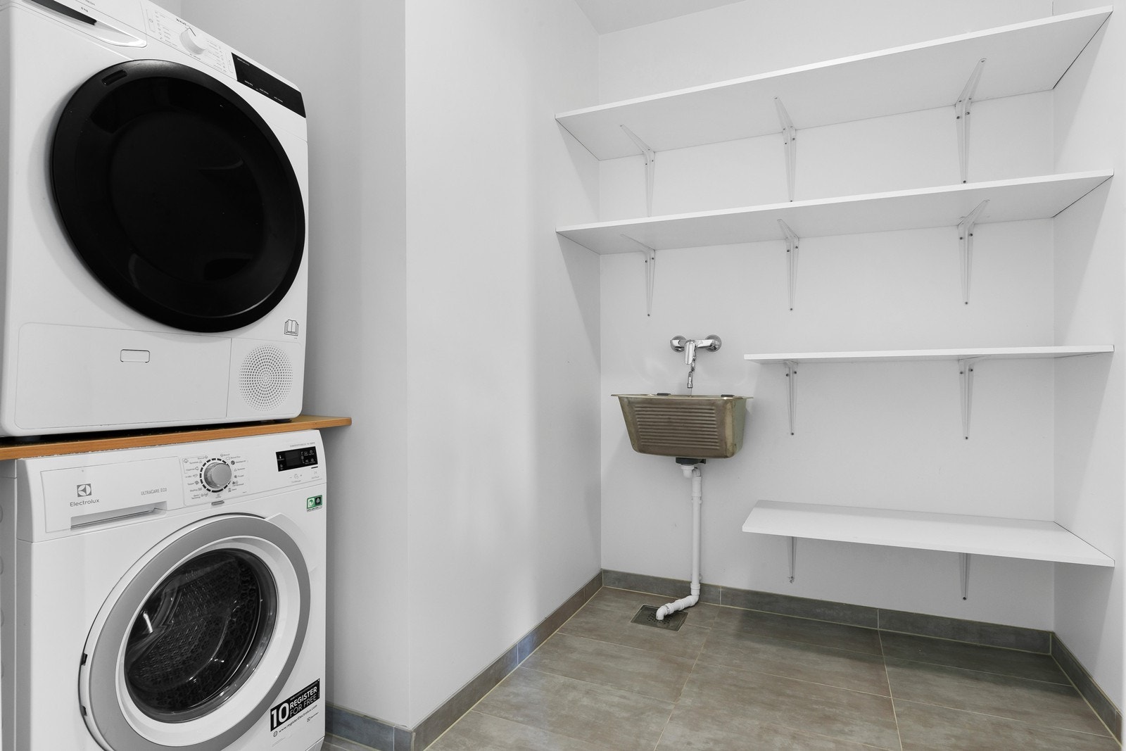 Praktisk vaskerom med god oppbevaringsplass. Galleribilde