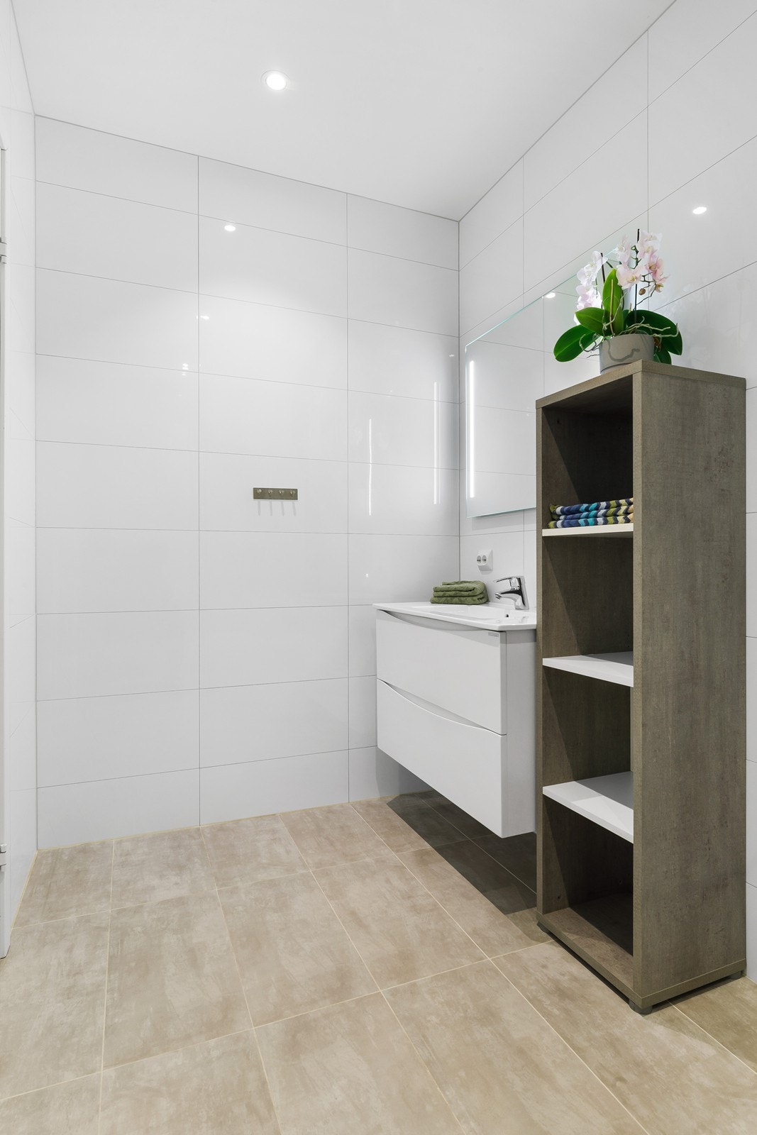 Baderom nr 2 ( tilhørende hovedsoverom) med fliser på gulv og vegger. Galleribilde