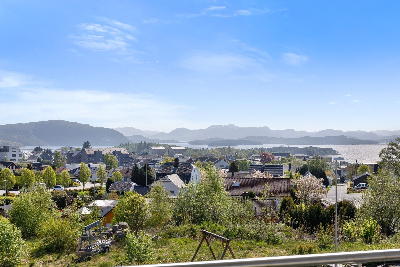 Er man glad i natur er det flotte turområder like utenfør døren, og er man en skikkelig friskus har man rikelig med fjelltopper å bestige her i Ryfylke. Galleribilde