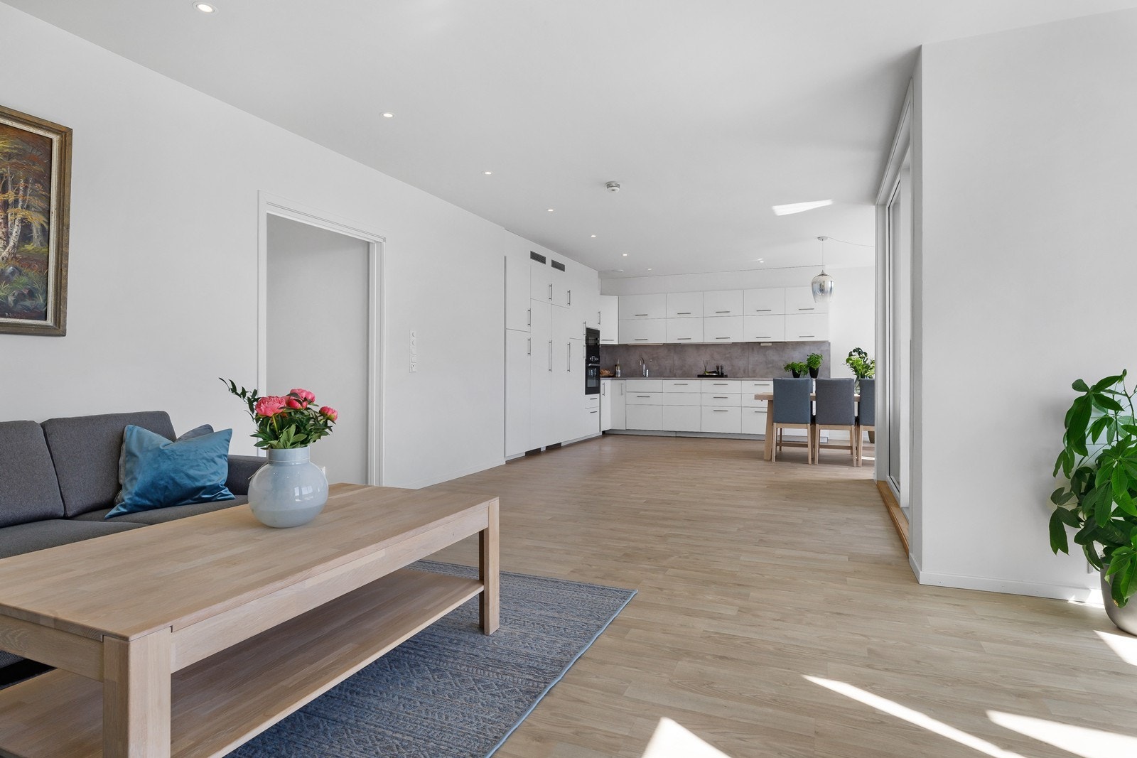 Lys og åpen stue - Den åpne planløsningen gir en god romfølelse og sømløs overgang til kjøkken og spiseområde. Galleribilde