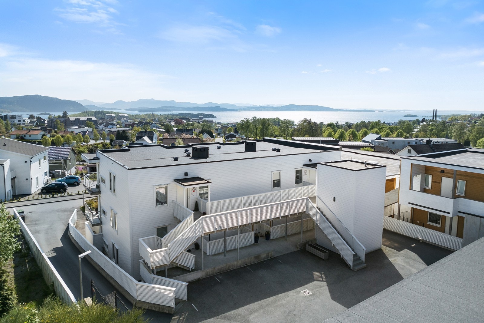 Leiligheten har en meget sentral og flott beliggenhet i Skogstjernevegen, like ovenfor Jørpeland sentrum. Galleribilde