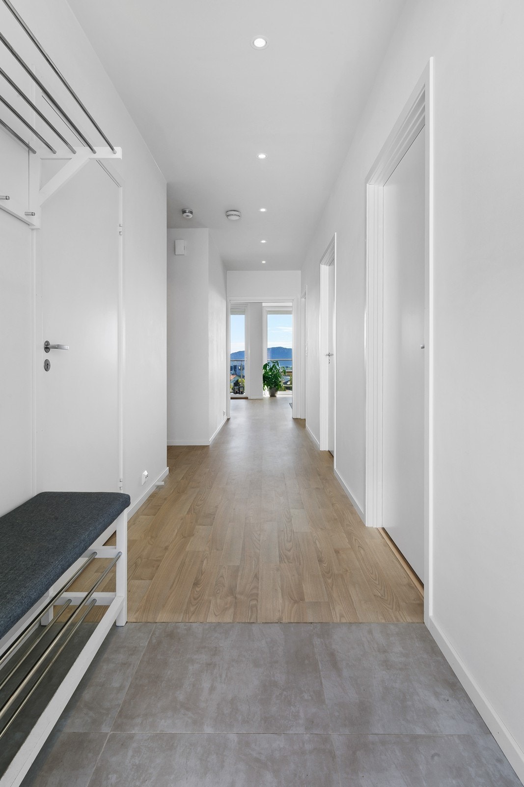 Lys og romslig gang Galleribilde