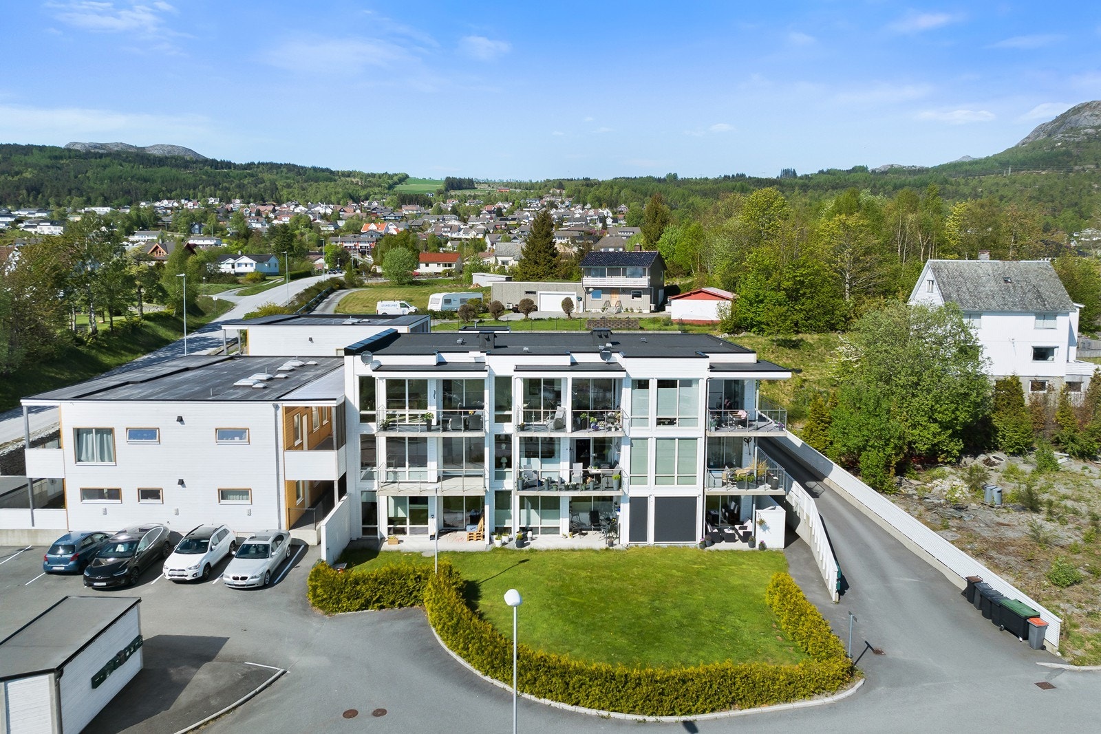 Felles eiertomt for eierseksjonssameiet. Fellesarealer er ryddig og pent opparbeidet med grøntområder, diverse beplantning og asfalterte internveger og parkeringsarealer. Galleribilde