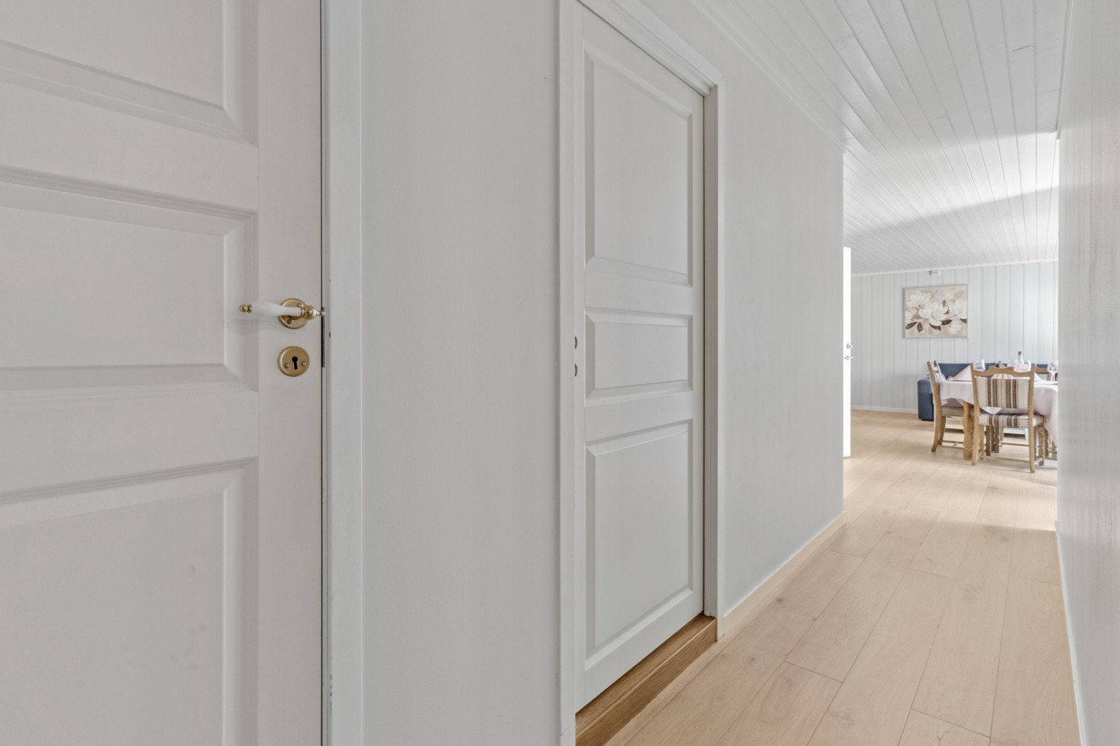 Mellomgang i hovedetasjen fra stuen mot bad og soveromsfløy. Galleribilde