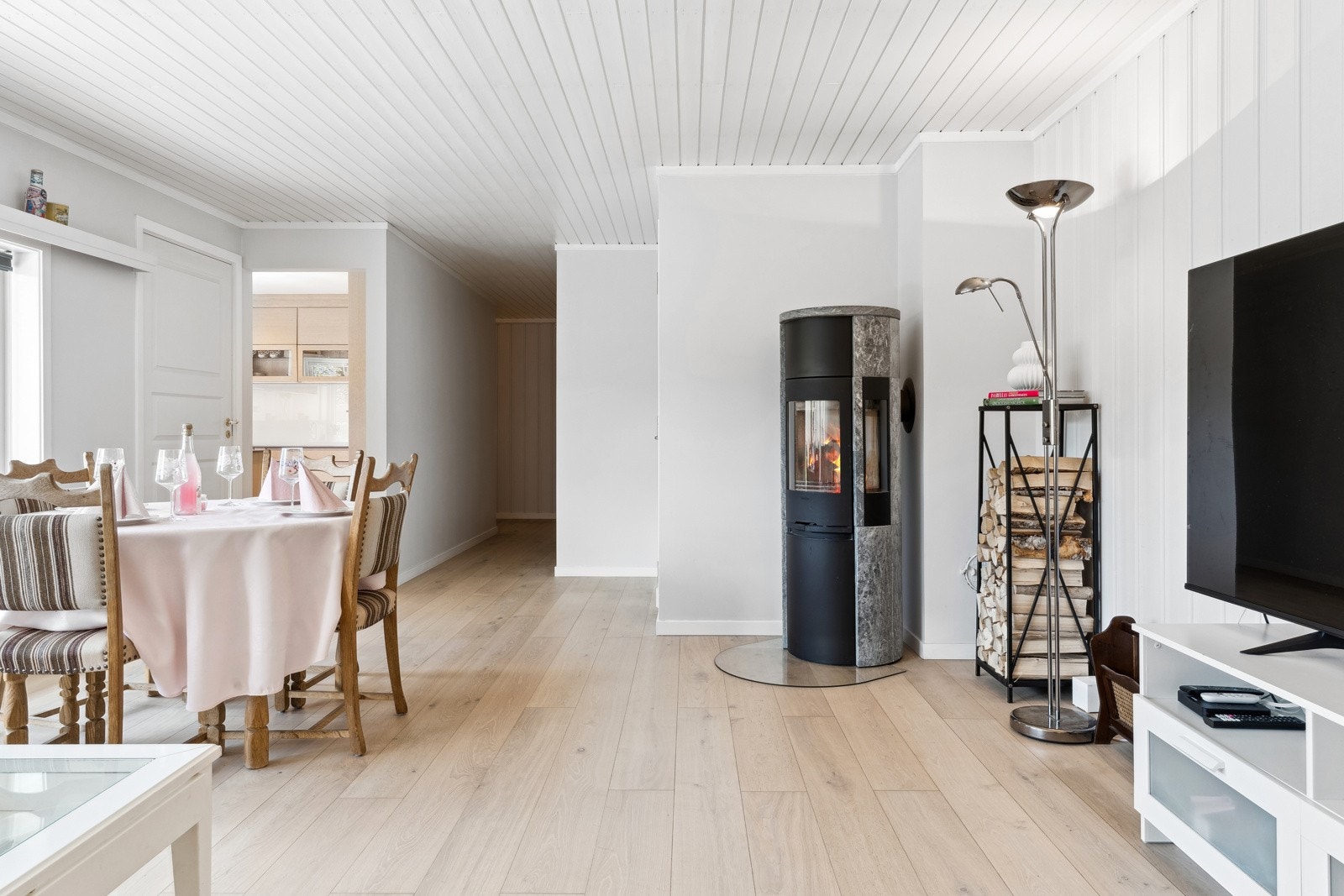 Det er element pipe og kleberstenpeis i stuen fra 2019. Galleribilde