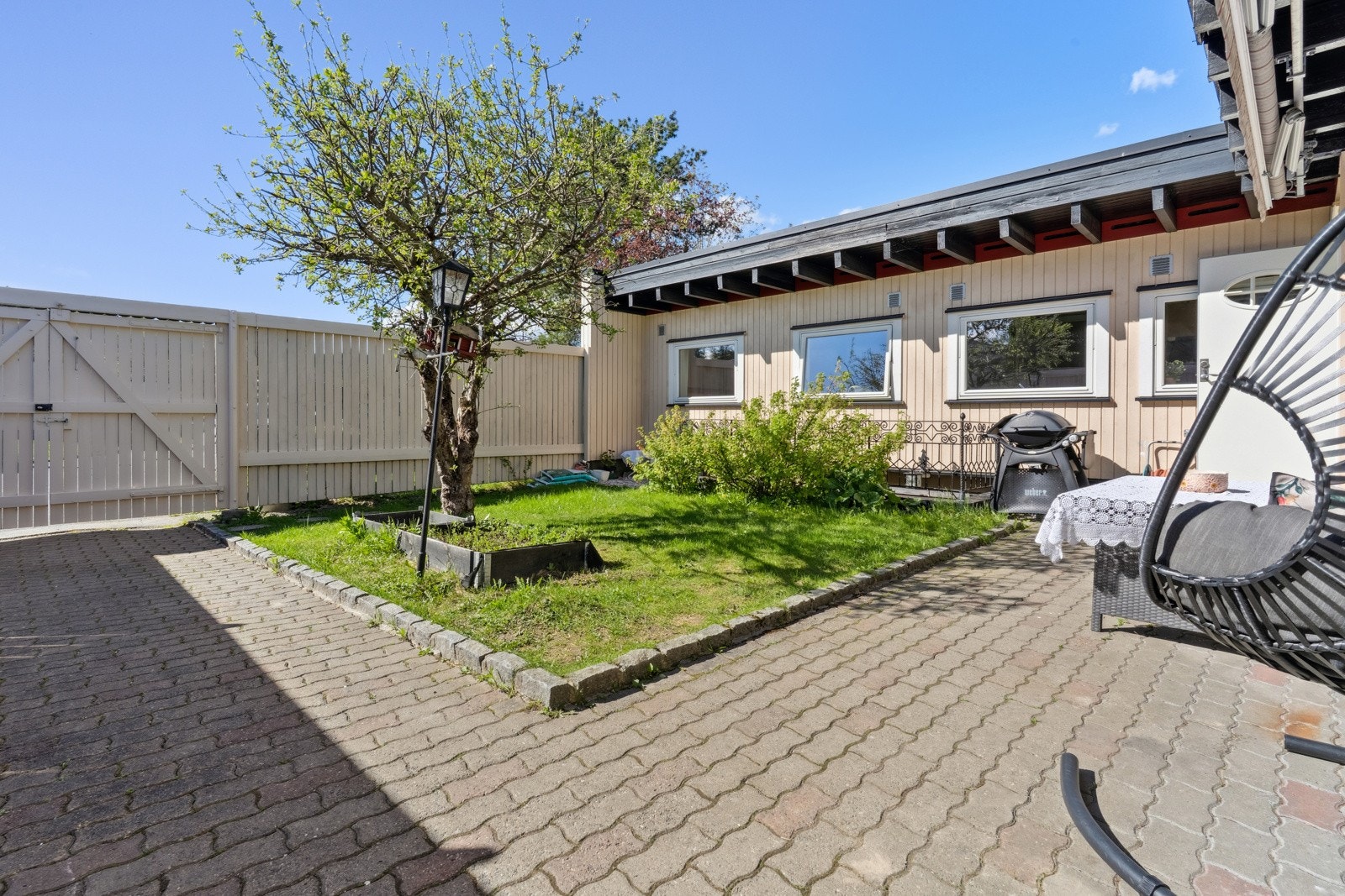 Atrium er en fin kombinasjon av gressplen, epletre, ripsbusker og rabarbara samt beleggningssten og heller. Her kan du lage din egen greie, kanskje plante grønnsaker, urter, bli selvberget. Galleribilde