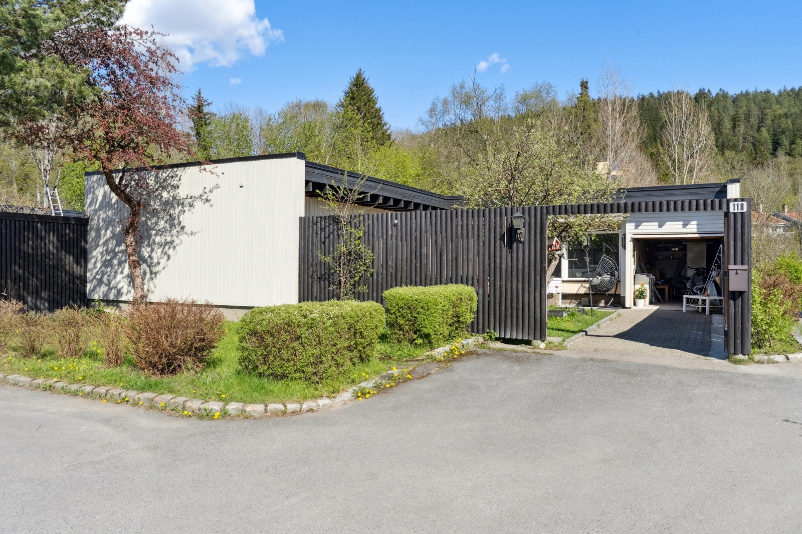 En fin liten forhage ved inngangen til atrium. Galleribilde