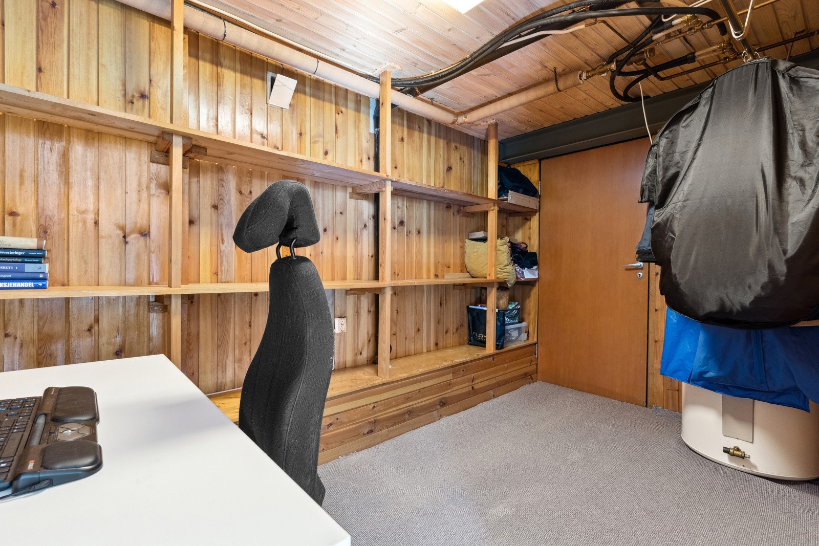 Bod med hyllesystem. Galleribilde