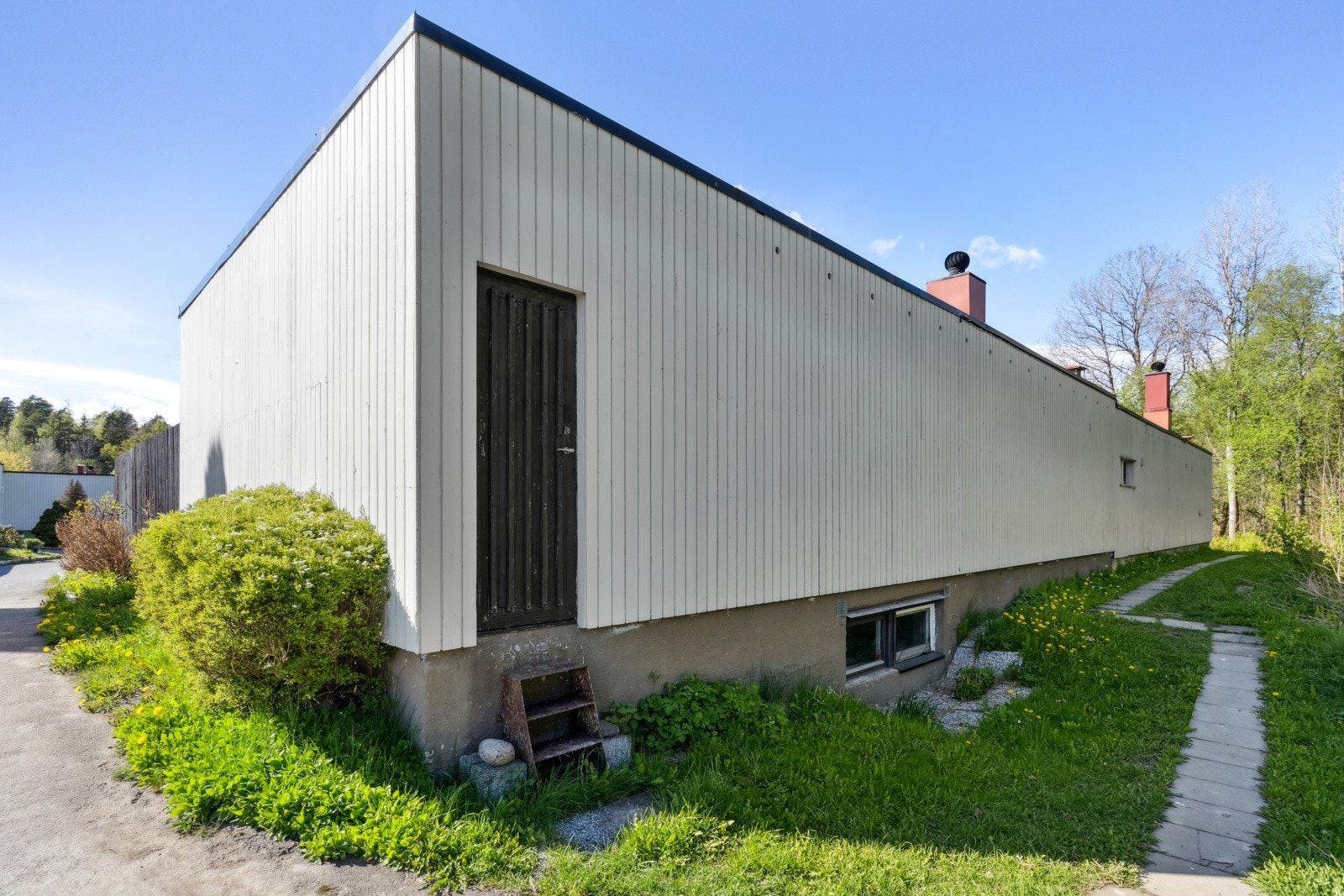 Det er egen inngang/utgang fra garasjen til friområdene på baksiden av huset. Galleribilde