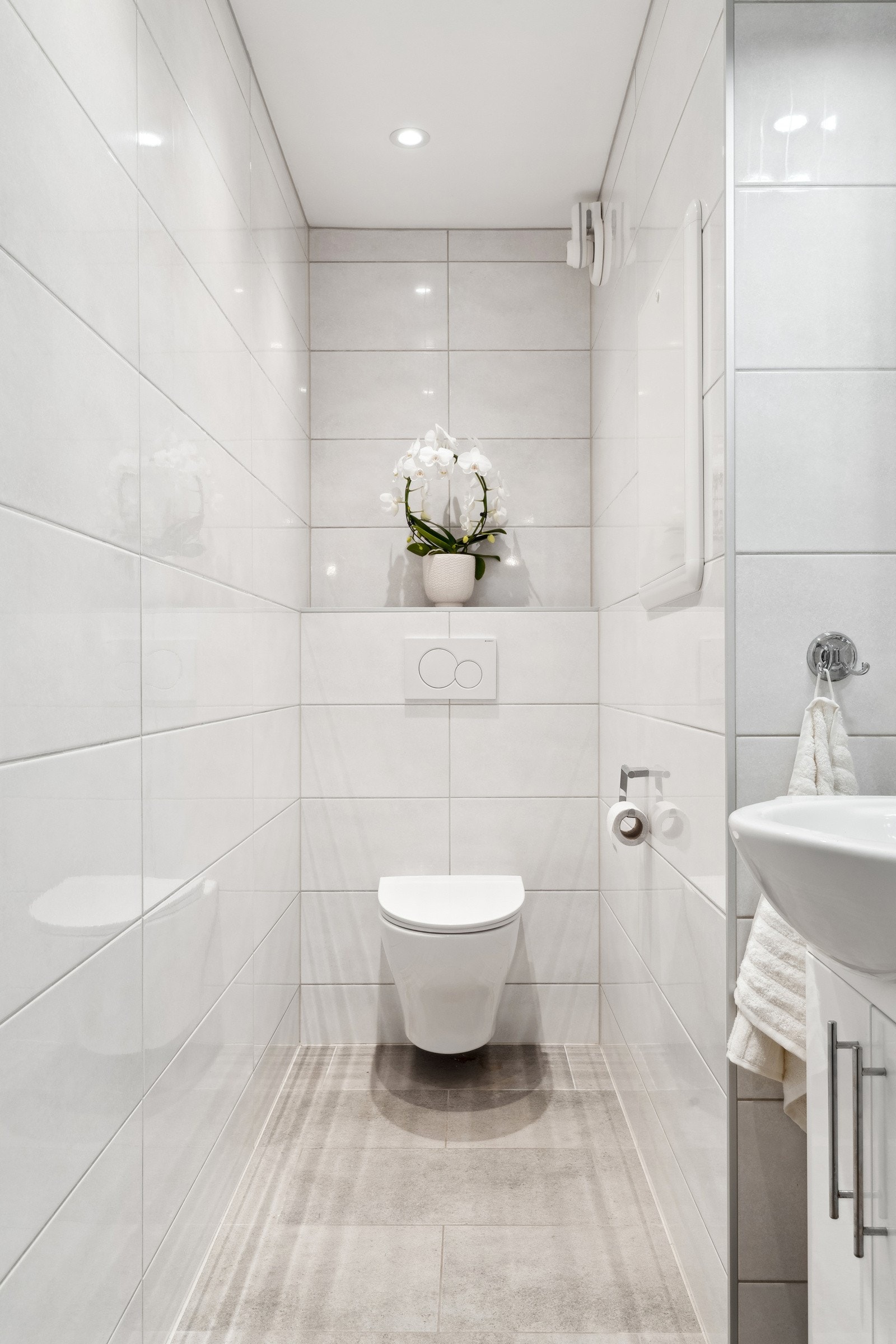 Separat toalett, totaloppusset i 2018. Varmekabler, downlights. Vegghengt toalett, servant med innredning. Galleribilde