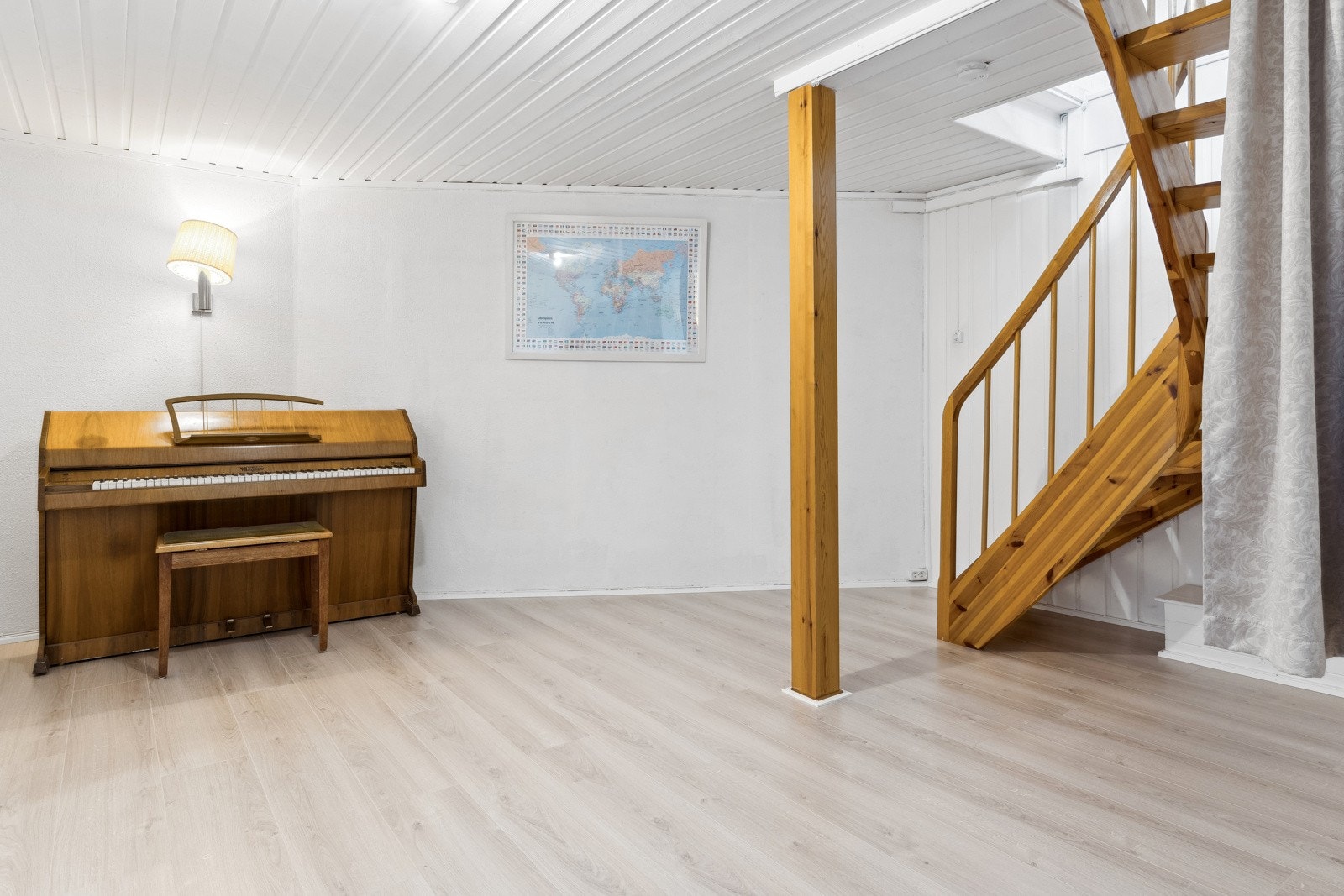 Åpent og lyst trapperom fra hovedetasjen til kjelleretasjen. Galleribilde