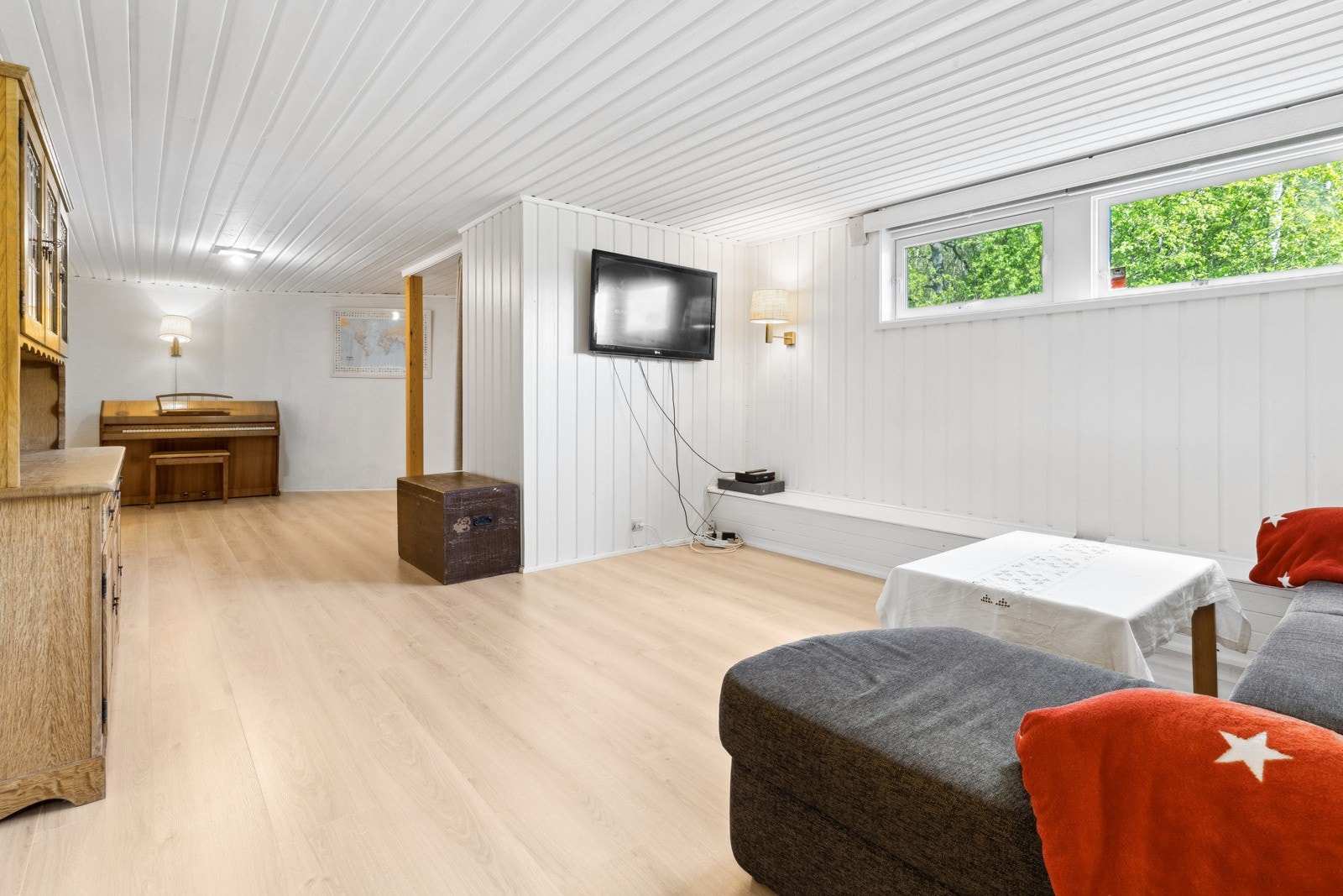 Fine lysforhold i kjellerstuen med vinduer ut mot baksiden av huset. Galleribilde
