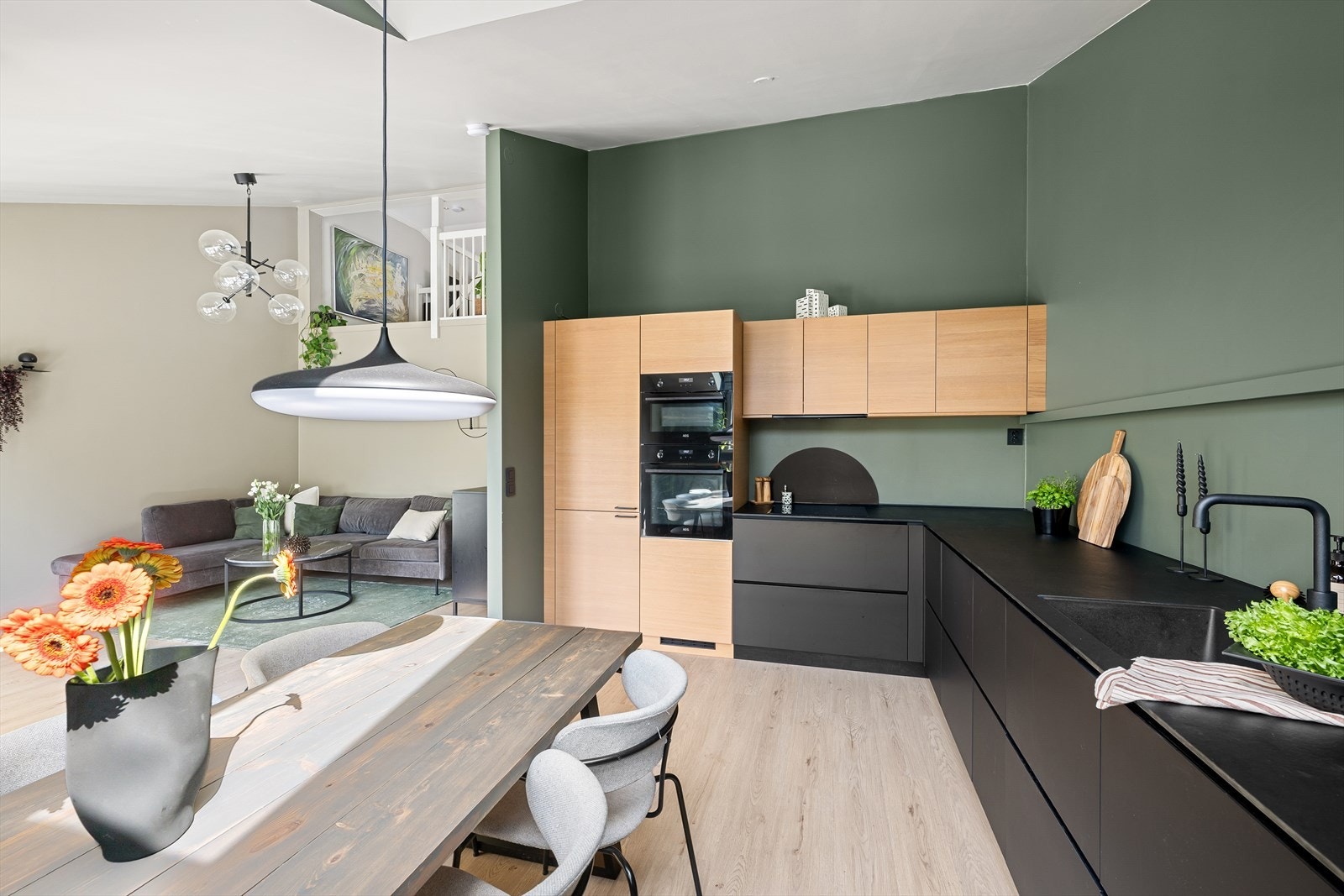 Kjøkkeninnredning bestående av bl.a. laminat benkeplate, kjøkkenventilator m/kanal ført til byggets felles ventilasjonskanal, integrert koketopp, stekeovn, mikro, oppvaskmaskin og kjøl-/fryseskap. Galleribilde