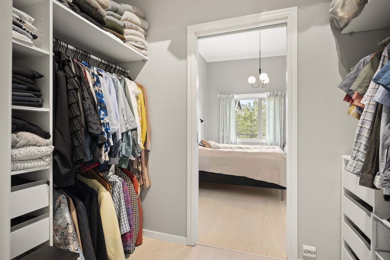 Hovedsoverommet med walk-in garderobe og bad med wc og badekar Galleribilde