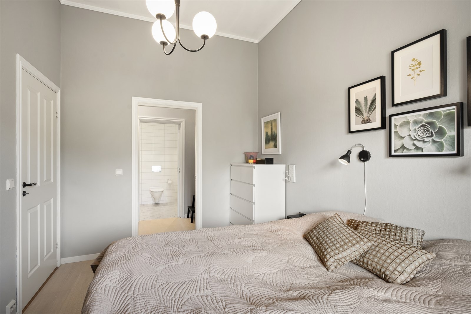 Hovedsoverommet med walk-in garderobe og bad med wc og badekar Galleribilde