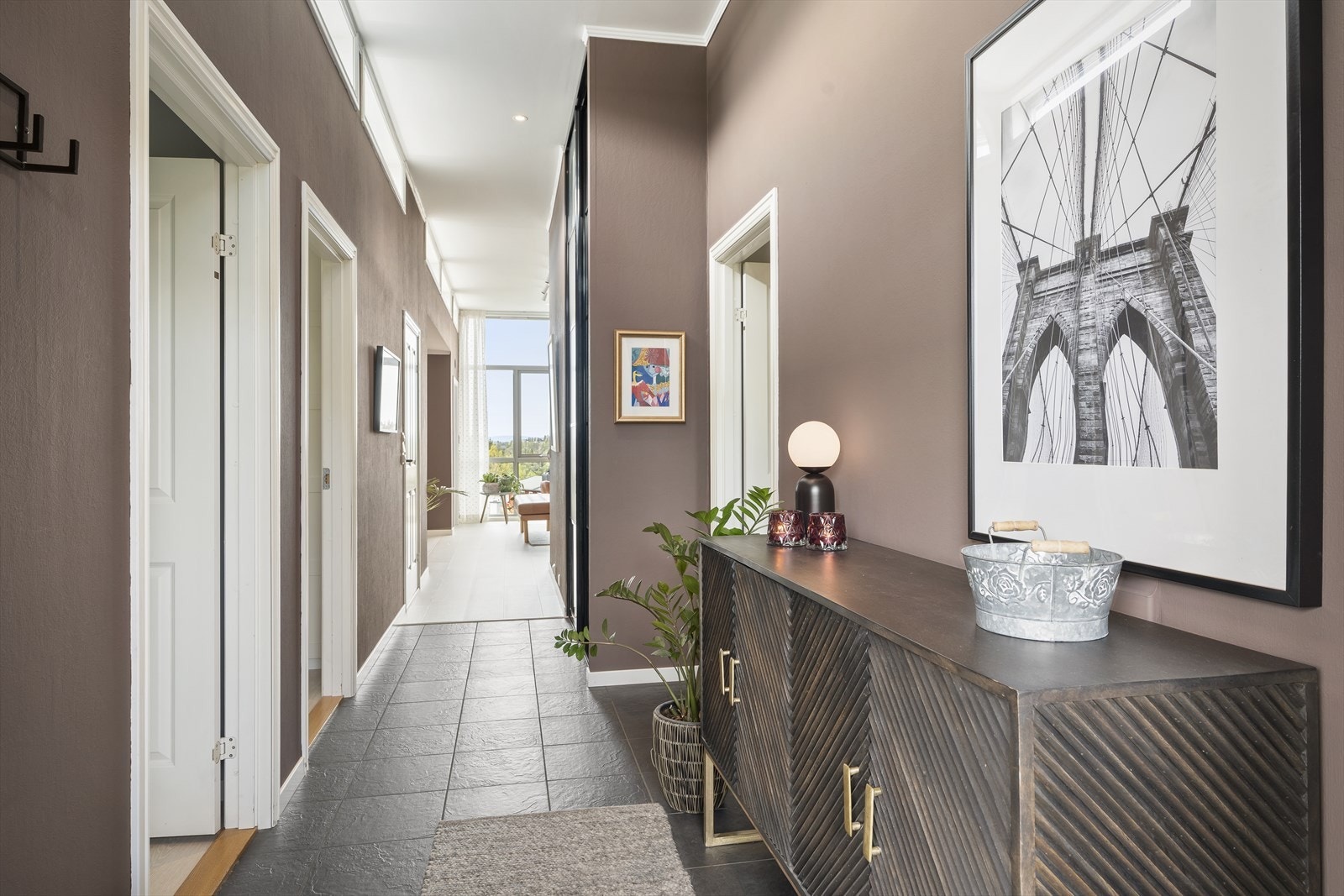 Velkommen inn - stor garderobe i gang Galleribilde