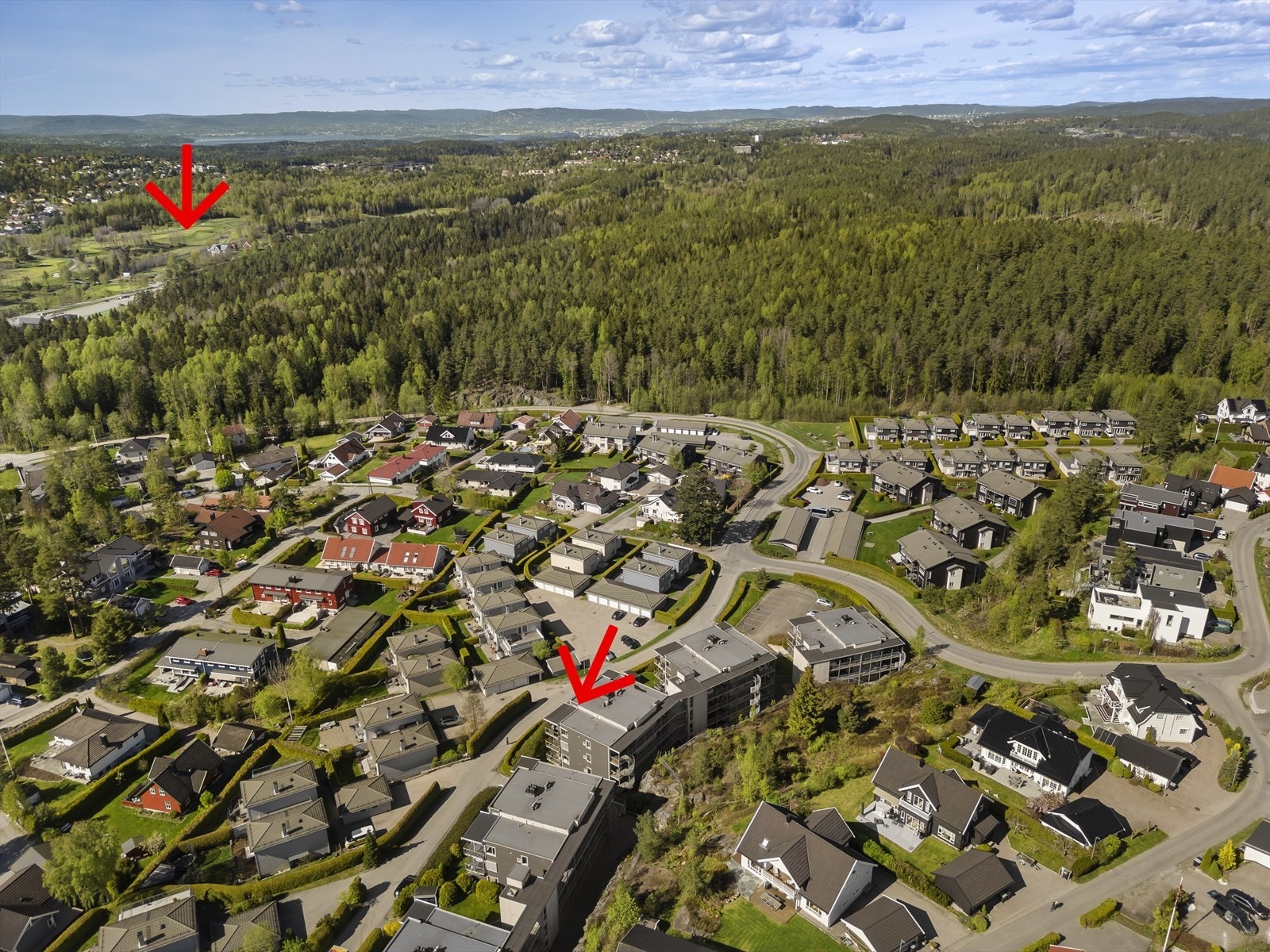 Golfbanen (se pil) og marka/lysløype i nærmiljøet Galleribilde