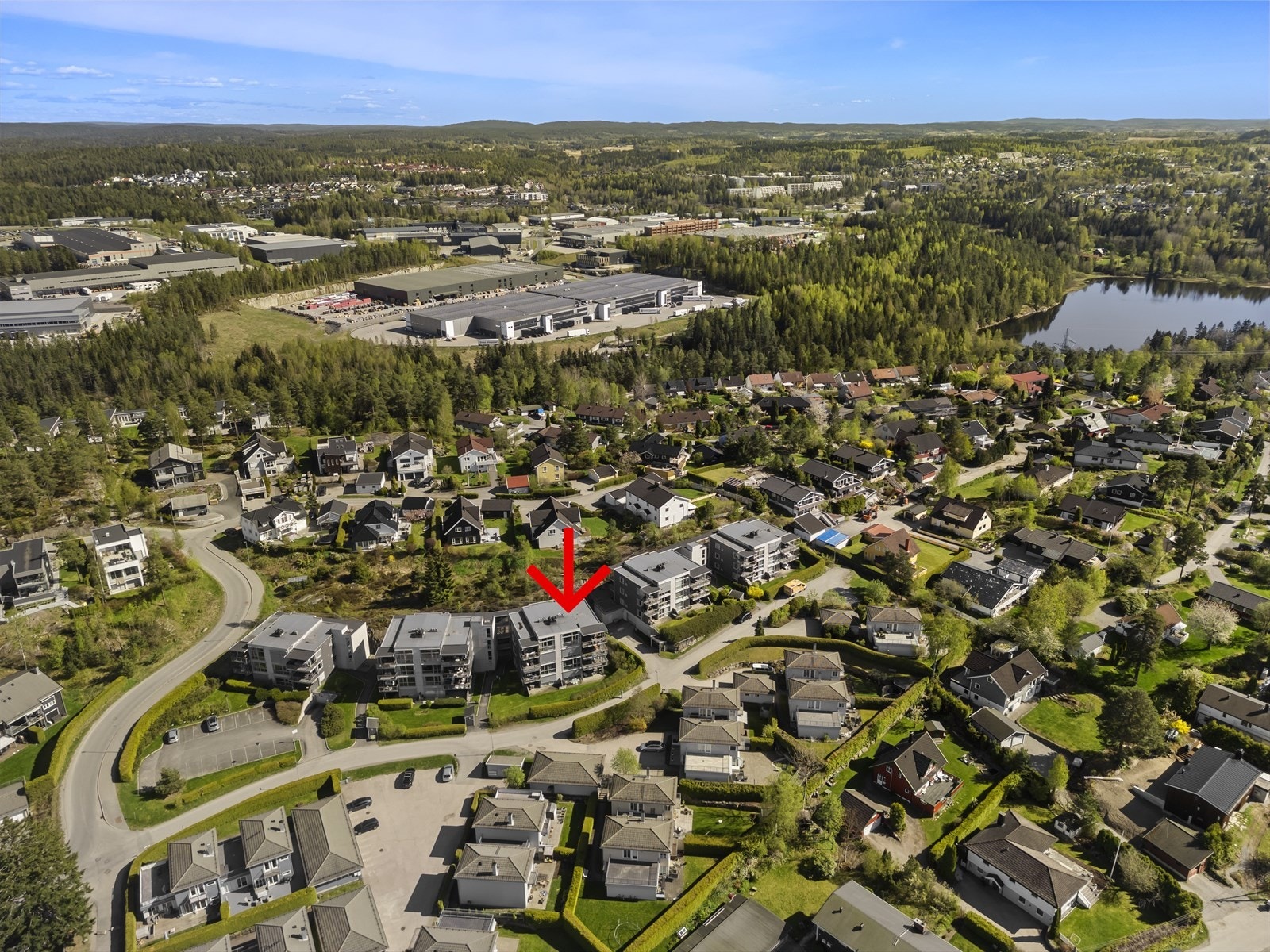 Kort vei til marka og her skimter man badeplassen Tussetjern til høyre i bildet Galleribilde