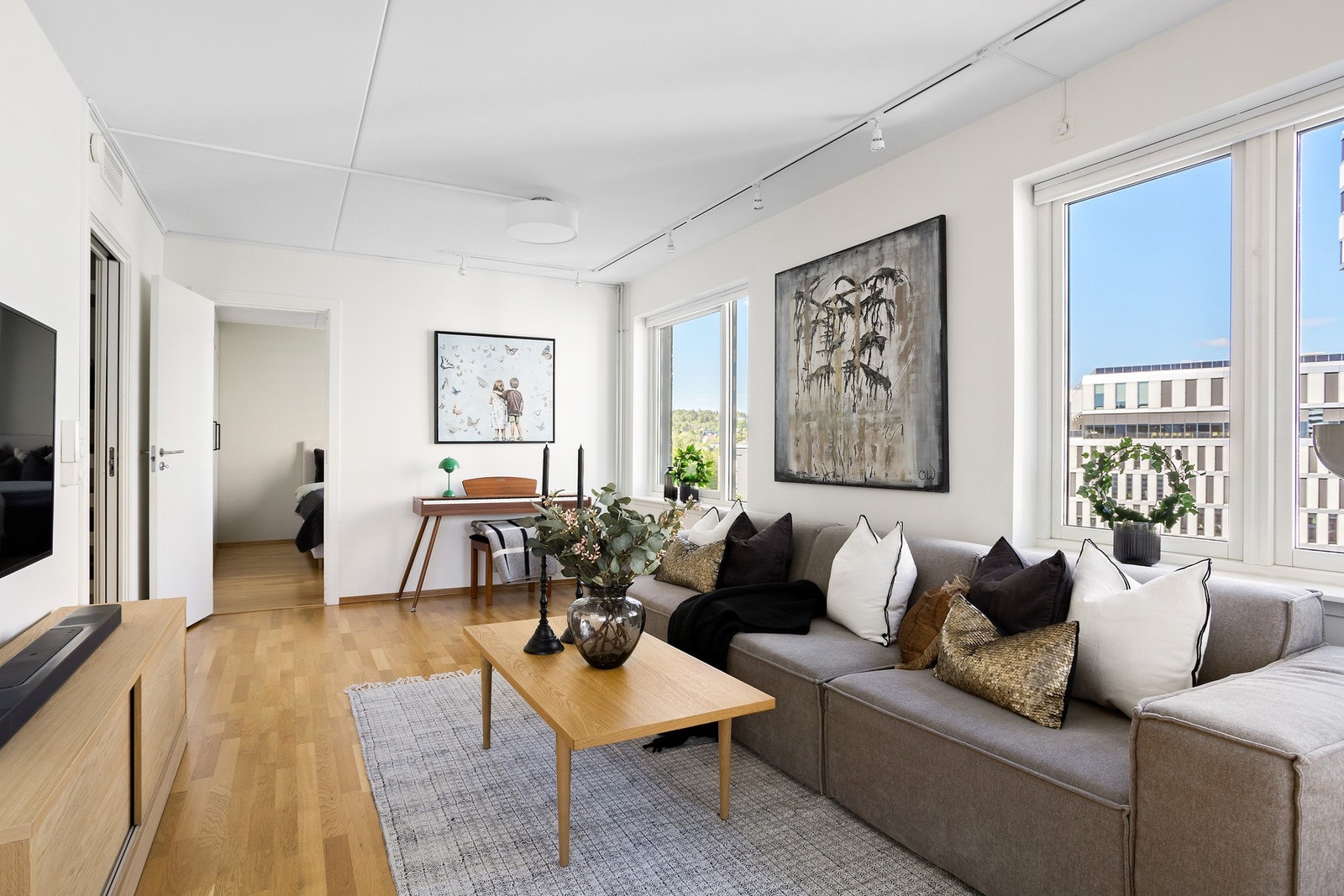 Stuen har gode innredningsmuligheter med god plass til en deilig sofagruppe med tilhørende møblement Galleribilde