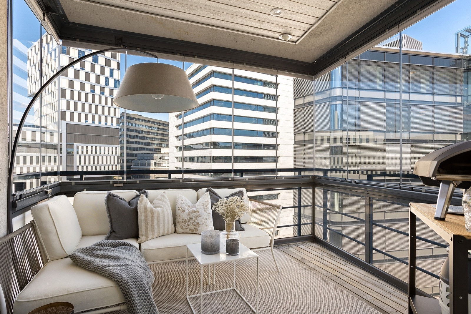 Leiligheten har en 10 kvm sydøst-vendt innglasset balkong Galleribilde