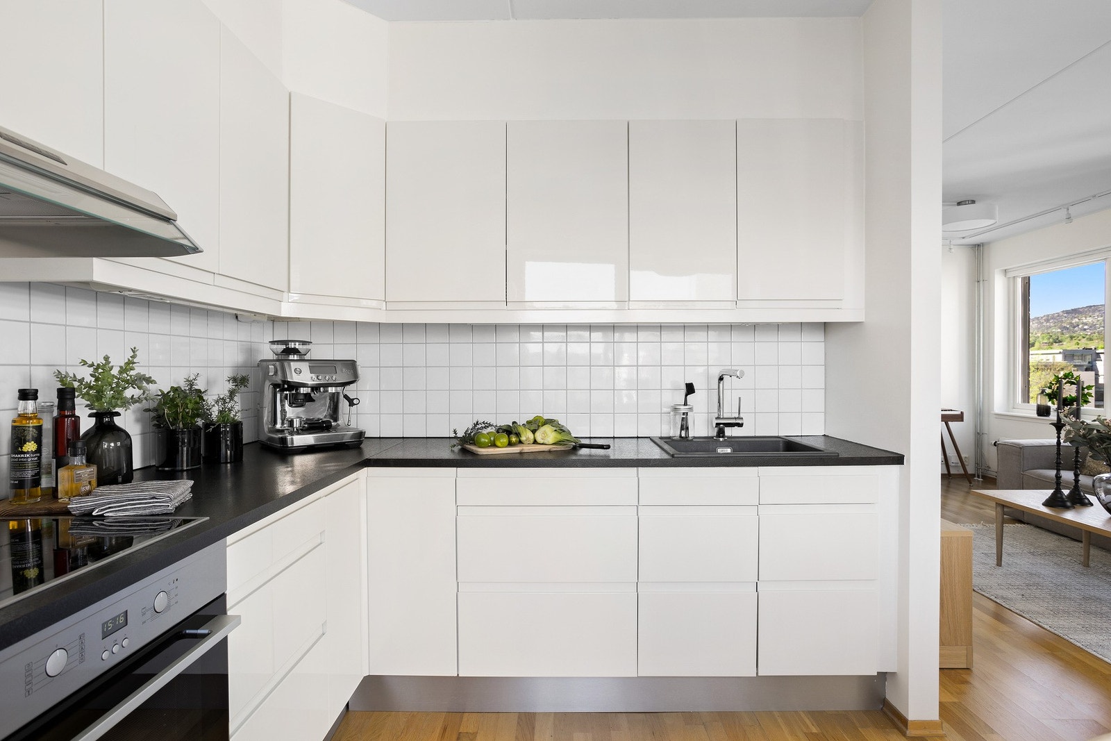 Kjøkkenet har integrerte hvitevarer, herunder stekeovn, induksjonstopp og oppvaskmaskin. Videre er det av satt plass til frittstående kjøleskap Galleribilde