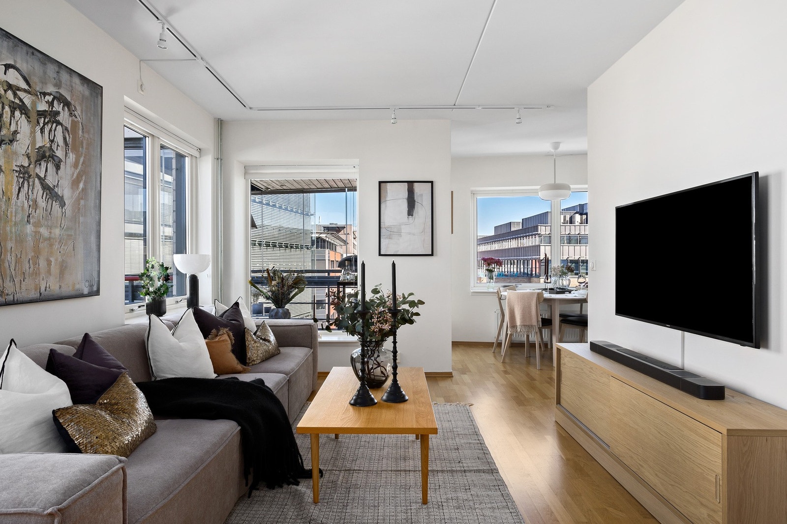 De store vindusflatene sørger for rikelig med naturlig lysinnslipp og en luftig atmosfære Galleribilde