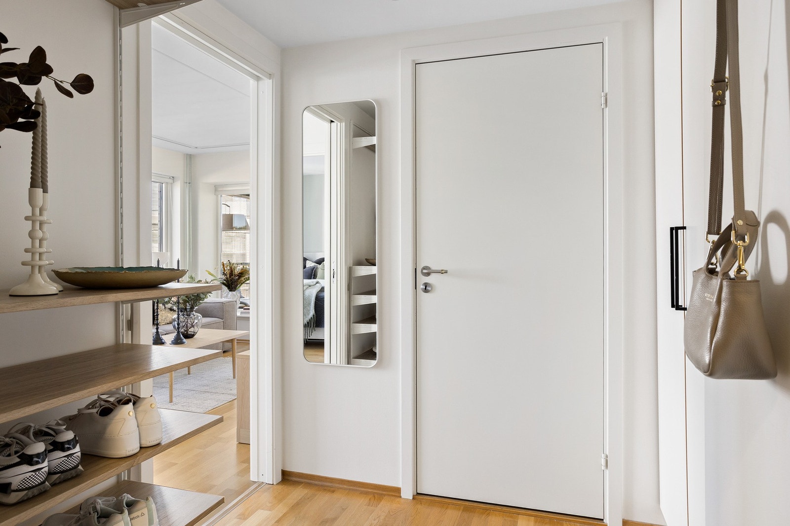 Entréen er utstyrt med en praktisk garderobe som gir god plass til oppbevaring av yttertøy og sko Galleribilde