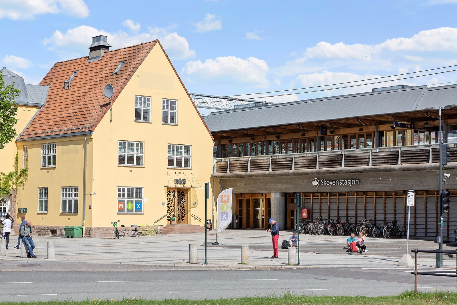 Skøyen stasjon har hyppige togavganger mot Oslo og Drammen, samt flere buss-holdeplasser Galleribilde