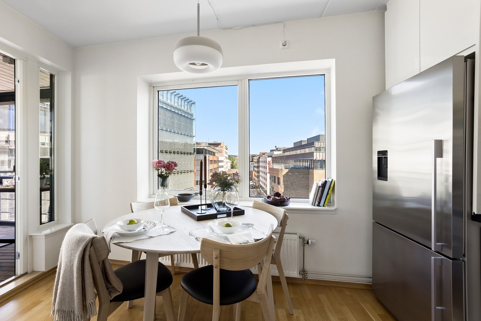 Spisestuen får sin naturlige plassering ved kjøkken mot stue Galleribilde