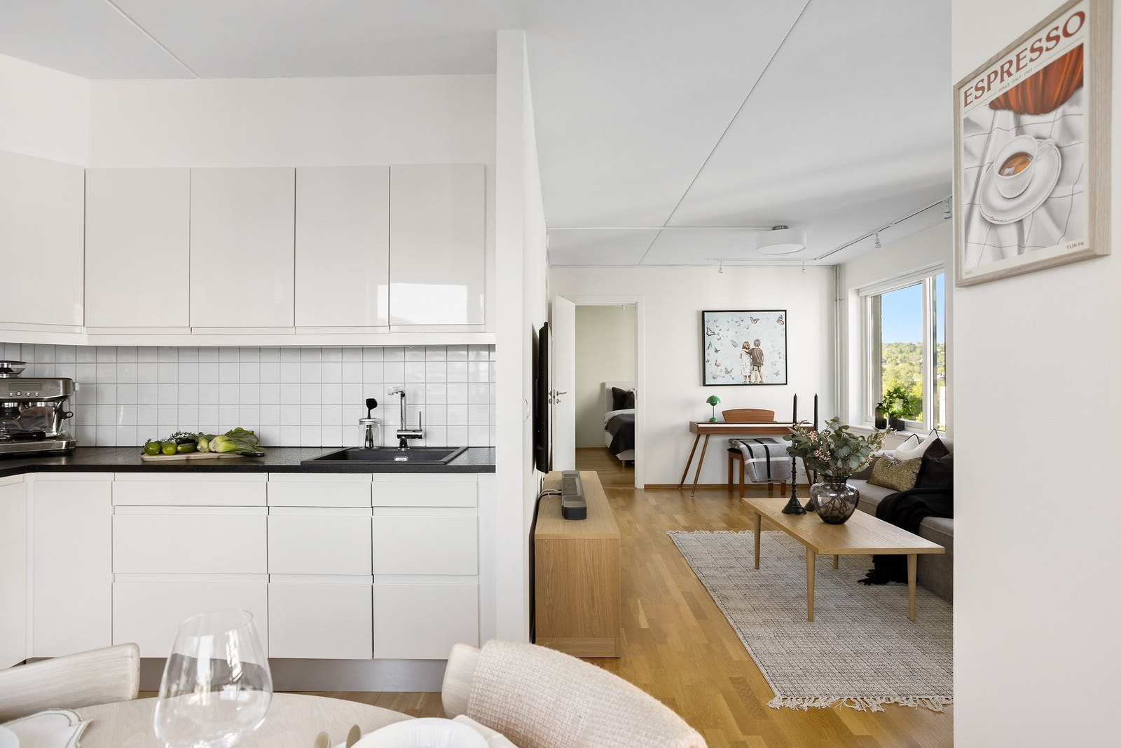 Rikelig med skap- og benkeplass sørger for et funksjonelt og arbeidsvennlig kjøkken Galleribilde