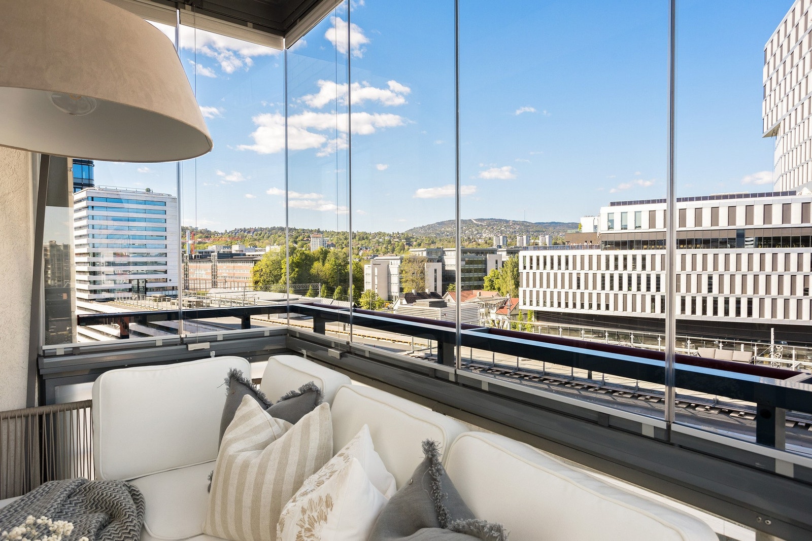 At balkongen er innglasset gir deg gode muligheter til å nyte rommet året rundt, og blir en naturlig forlengelse av oppholdsrommet Galleribilde