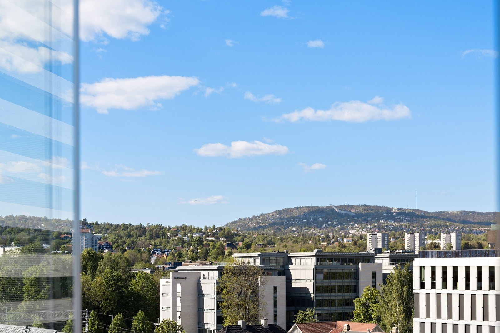 Balkongen har utsikt over Karenslyst Allés trivelige handlegate samt naturskjønne omgivelser mot Holmenkollen. Galleribilde