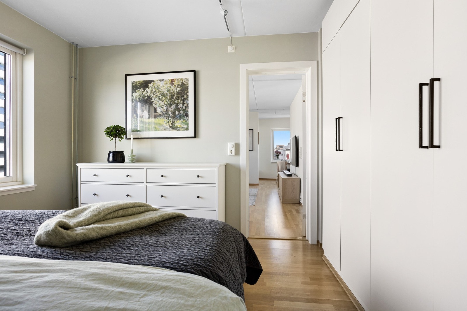 Videre er det montert en større garderobeinnredning langs hele langveggen, hvor det er god oppbevaringsplass til klær og andre personlige eiendeler Galleribilde