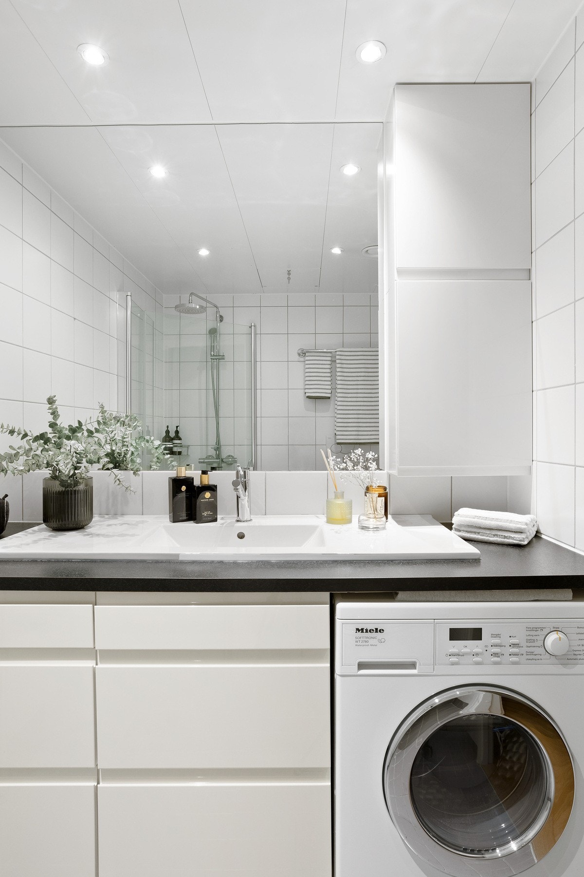 Videre er det både plass og opplegg for vaskemaskin Galleribilde