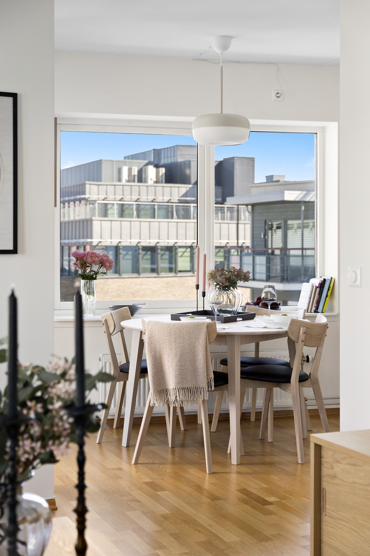 Stuen ligger i åpen løsning mot kjøkkenet, noe som skaper et åpent og sosialt oppholdsrom Galleribilde