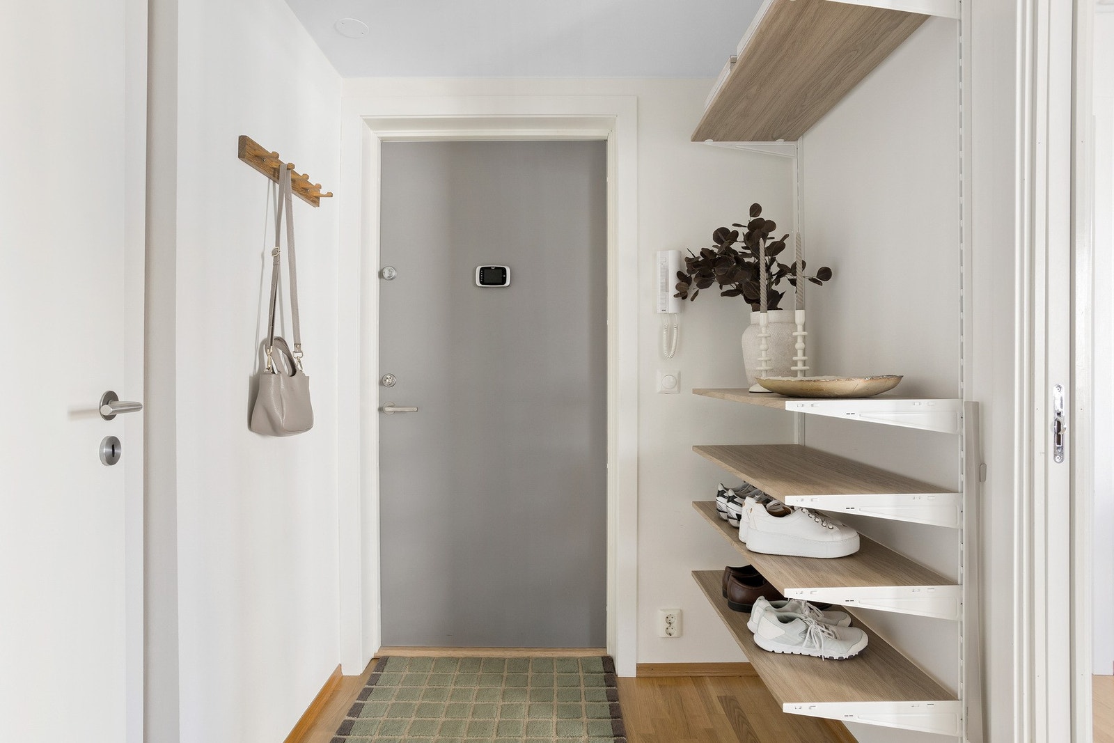 Leiligheten har en lys og innbydende entré med heisadkomst fra både bakkeplan og garasjeanlegget Galleribilde