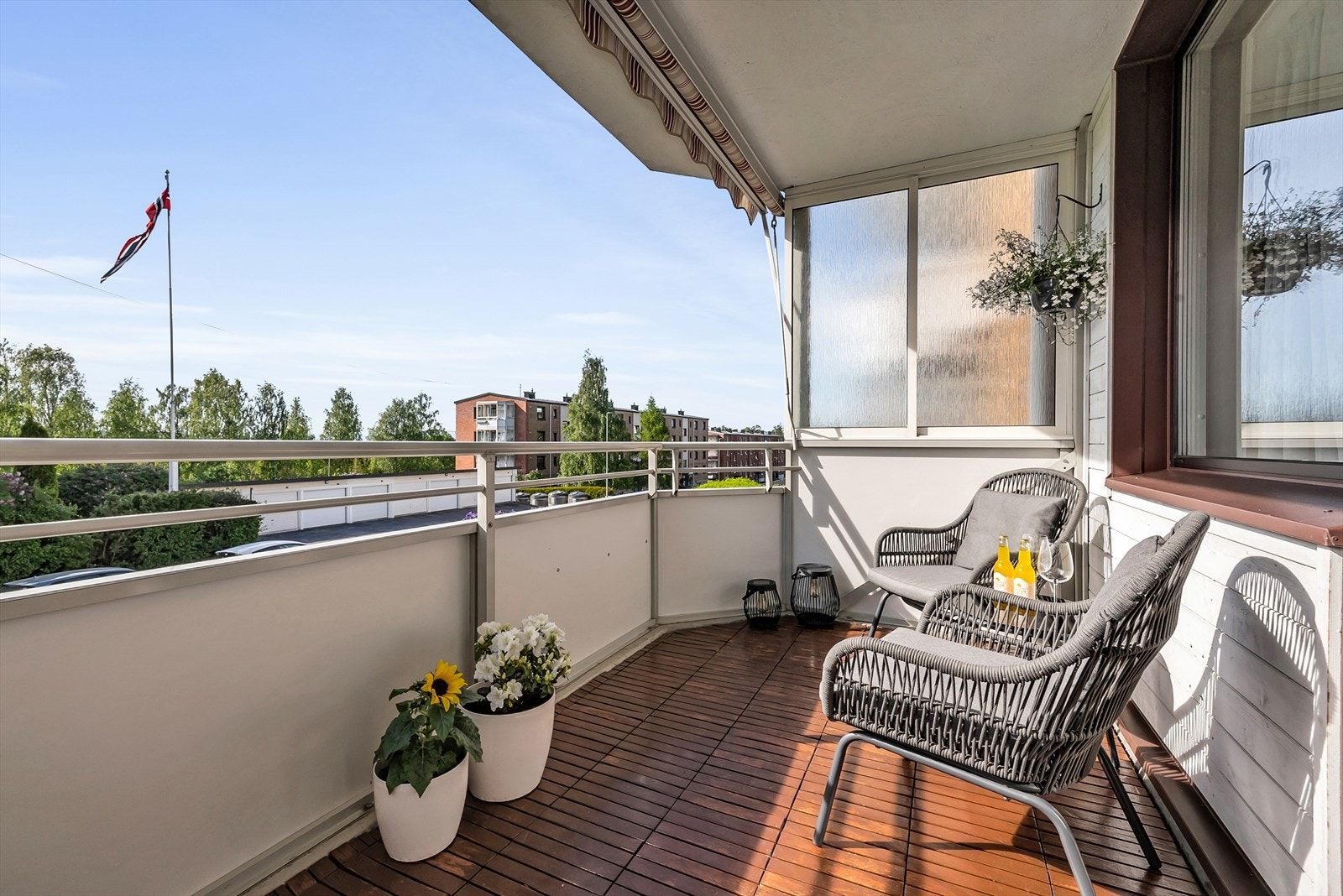 En hyggelig solrik vestvendt balkong på 7 kvm med ettermiddags- og kveldssol. Her er det god plass for utemøbler og det ble montert ny markise i 2018. Galleribilde