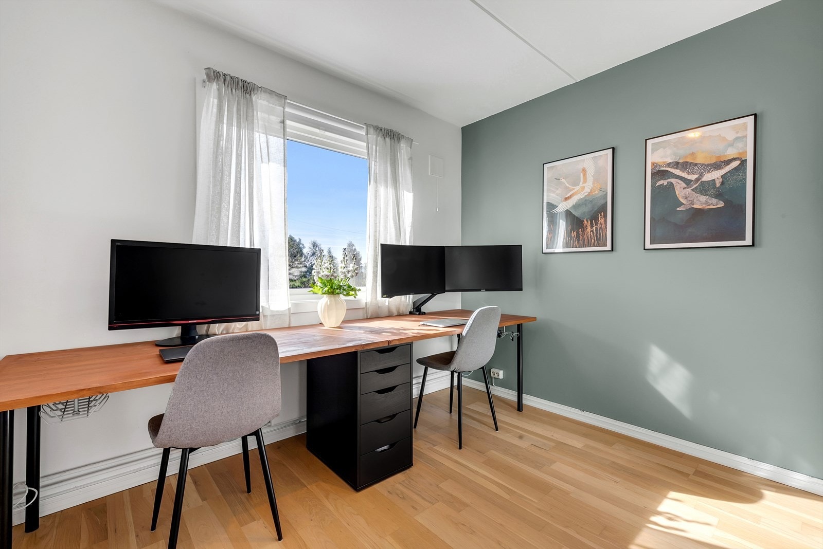 Soverom 2 med parkett på gulv, malte slette vegger og malt tak. Det er montert et garderobeskap som følger. Galleribilde