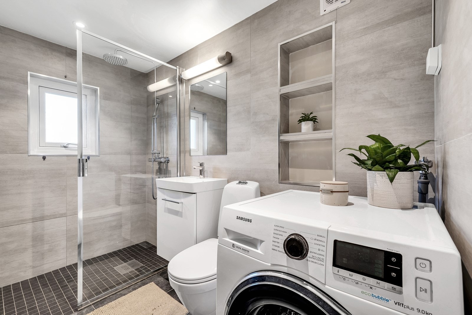 Romslig og flott bad som ble pusset opp i 2016 med fliser på gulv og vegger samt malt tak med downlights. Galleribilde