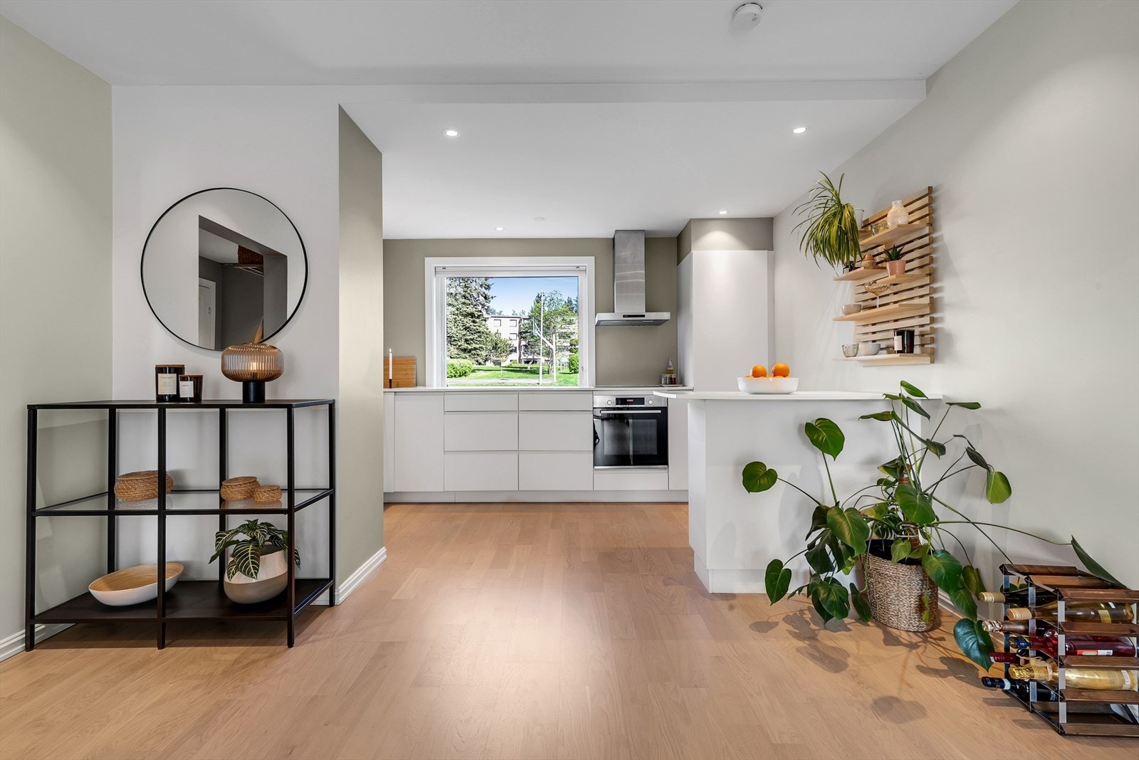 Åpen løsning mellom stue og kjøkken som gir en lys og luftig romfølelse. Galleribilde